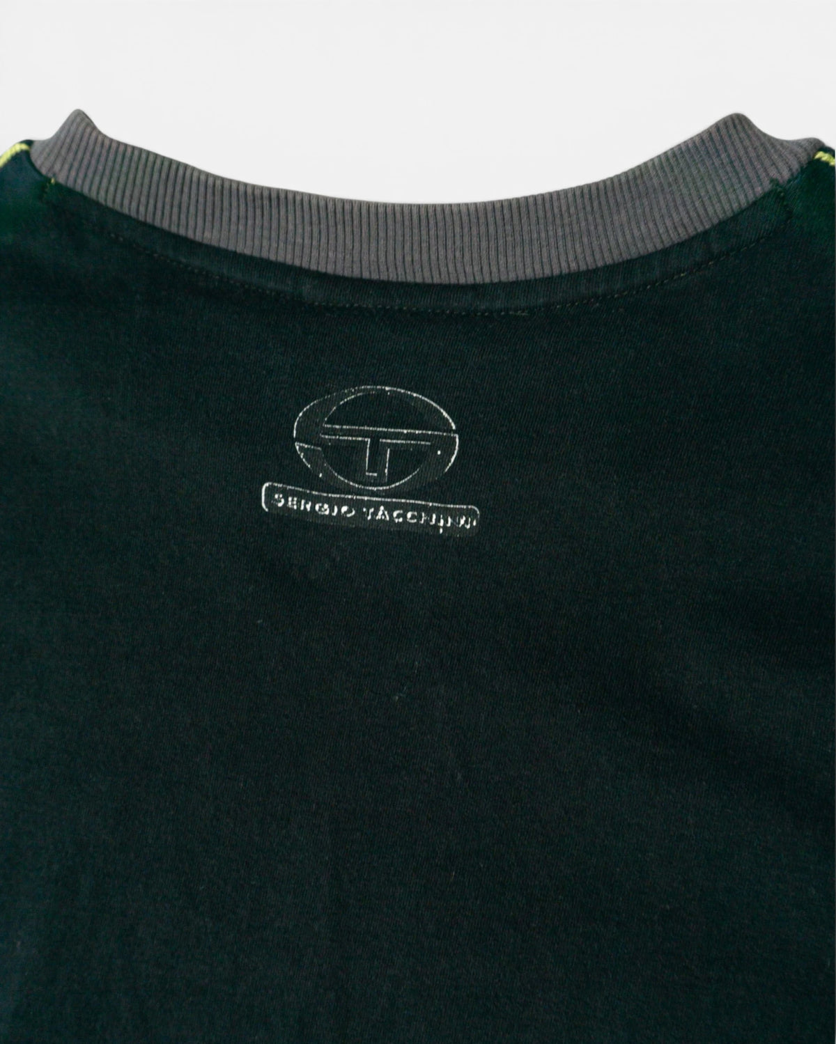 Camiseta Sergio Tacchini Negra Vintage 90s — Talla XL