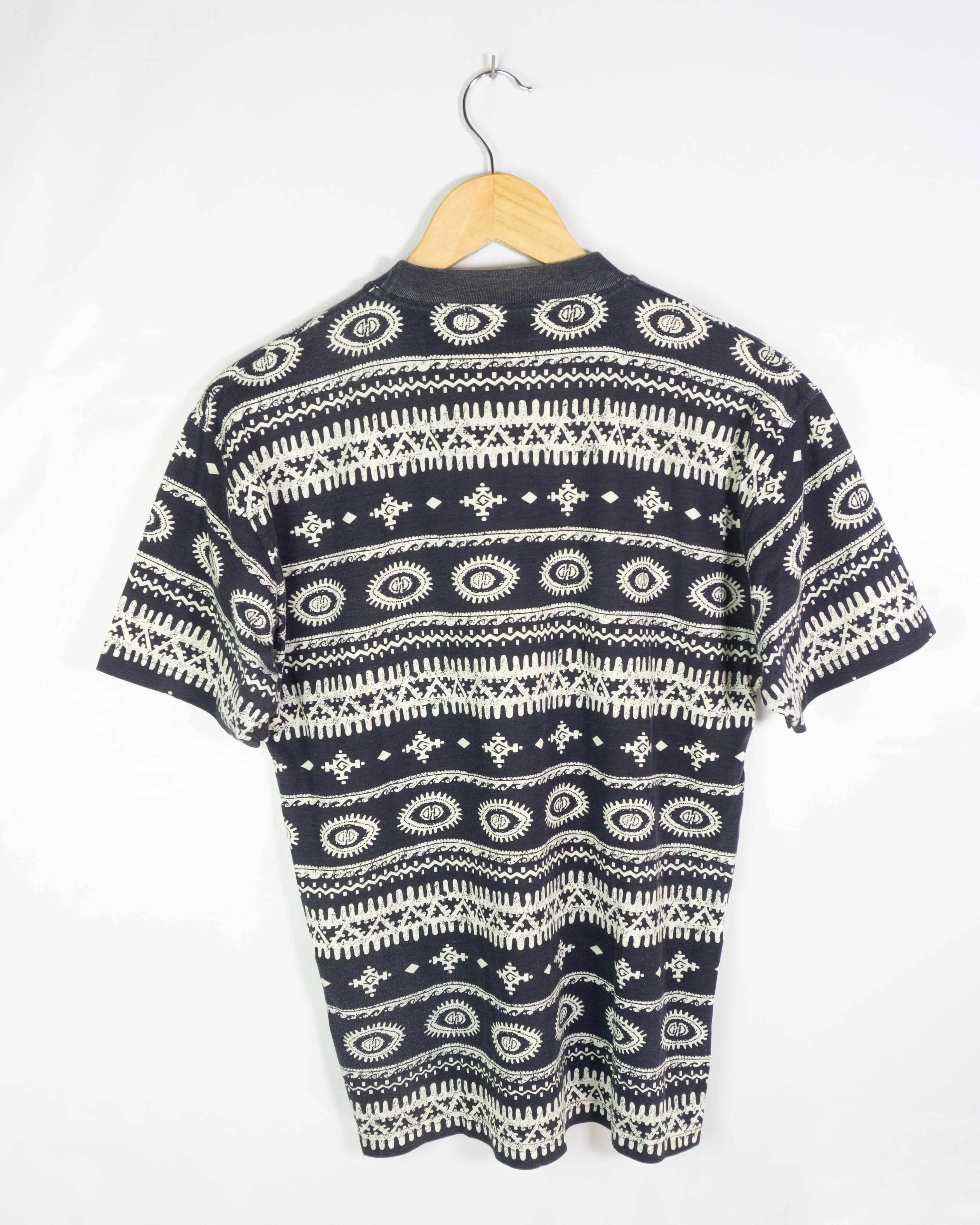 Camiseta Puma Vintage 90s Estampado Étnico Negro — Talla S