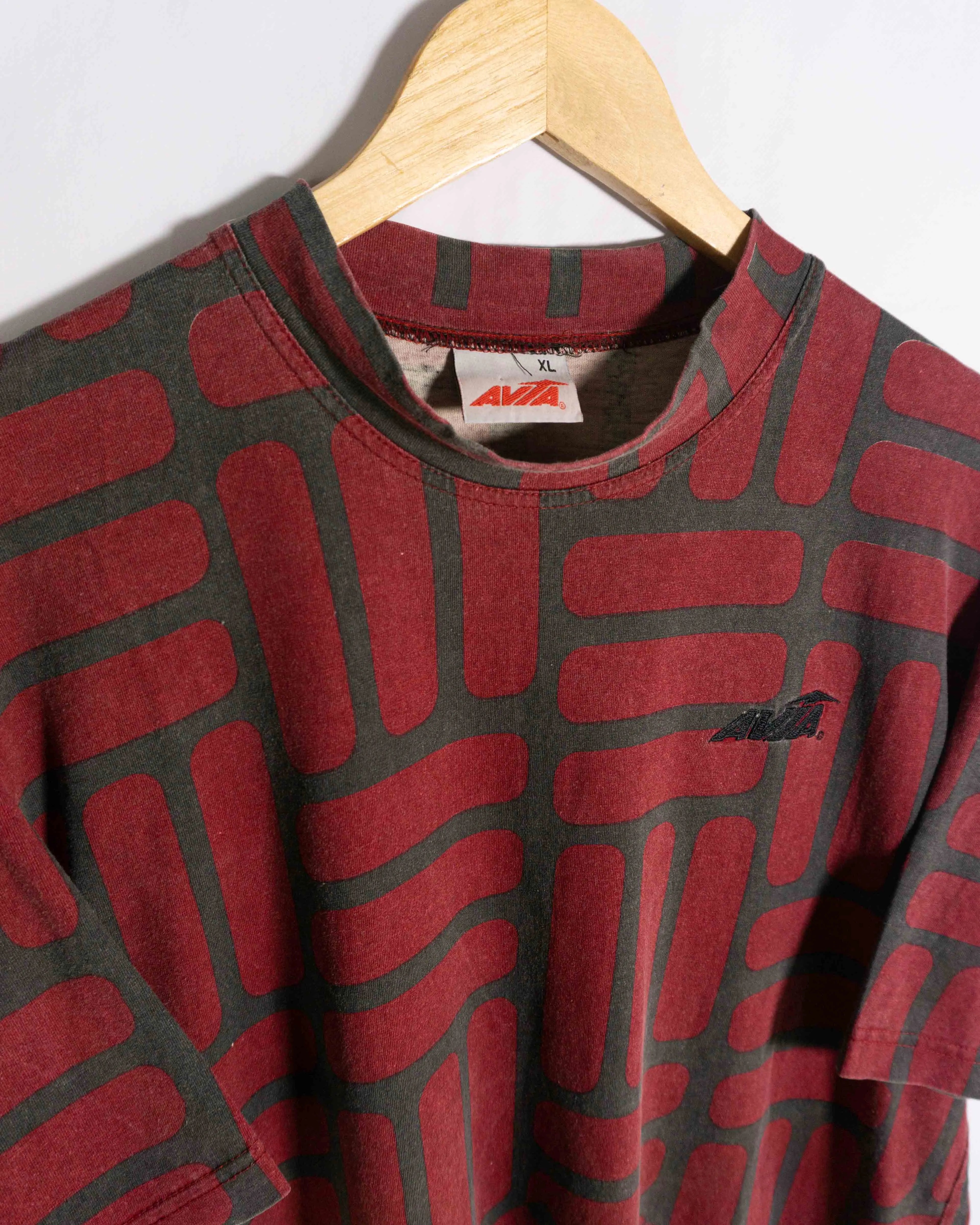 Camiseta Avia Vintage 90s Estampado Geométrico Rojo y Negro — Talla XL