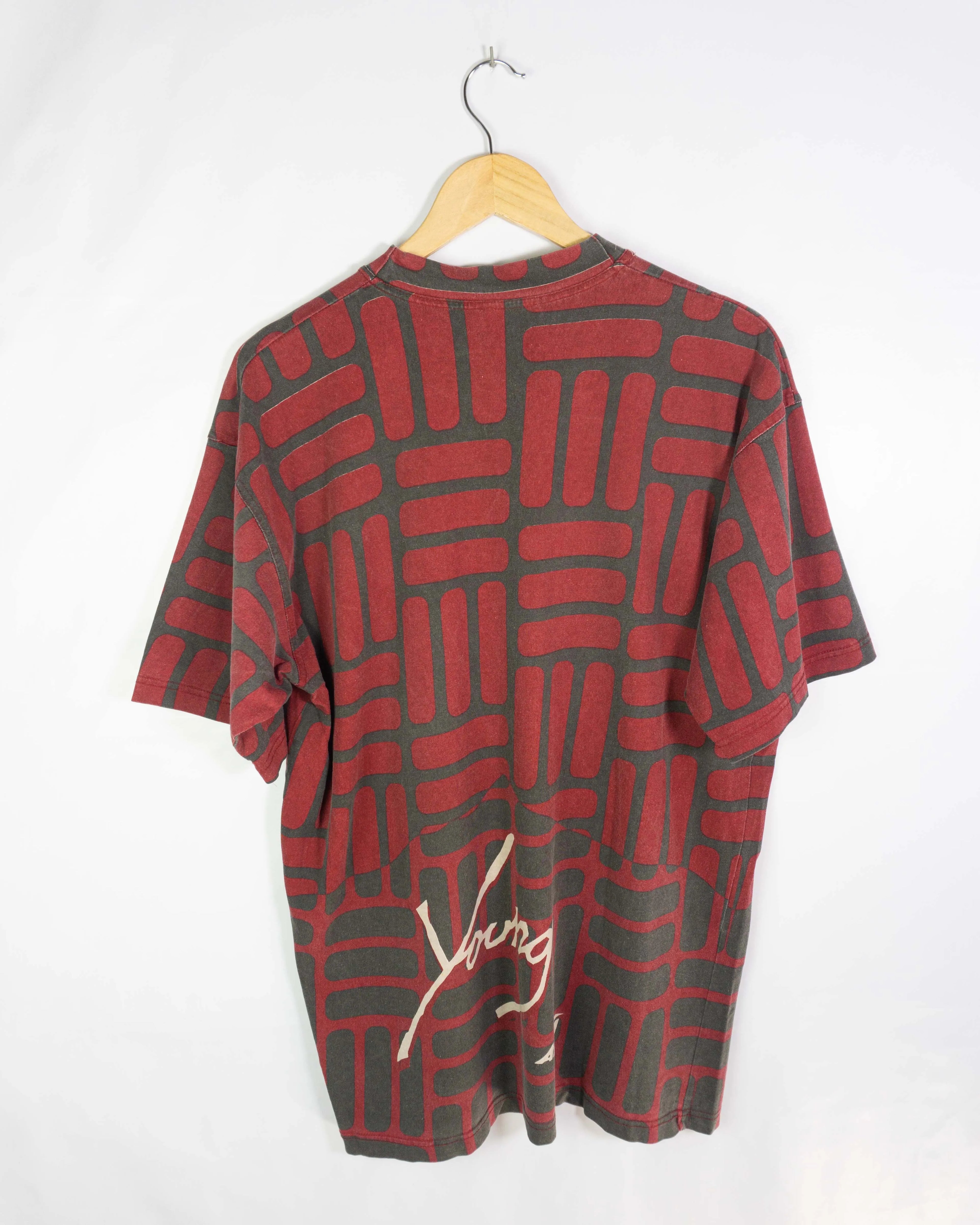 Camiseta Avia Vintage 90s Estampado Geométrico Rojo y Negro — Talla XL