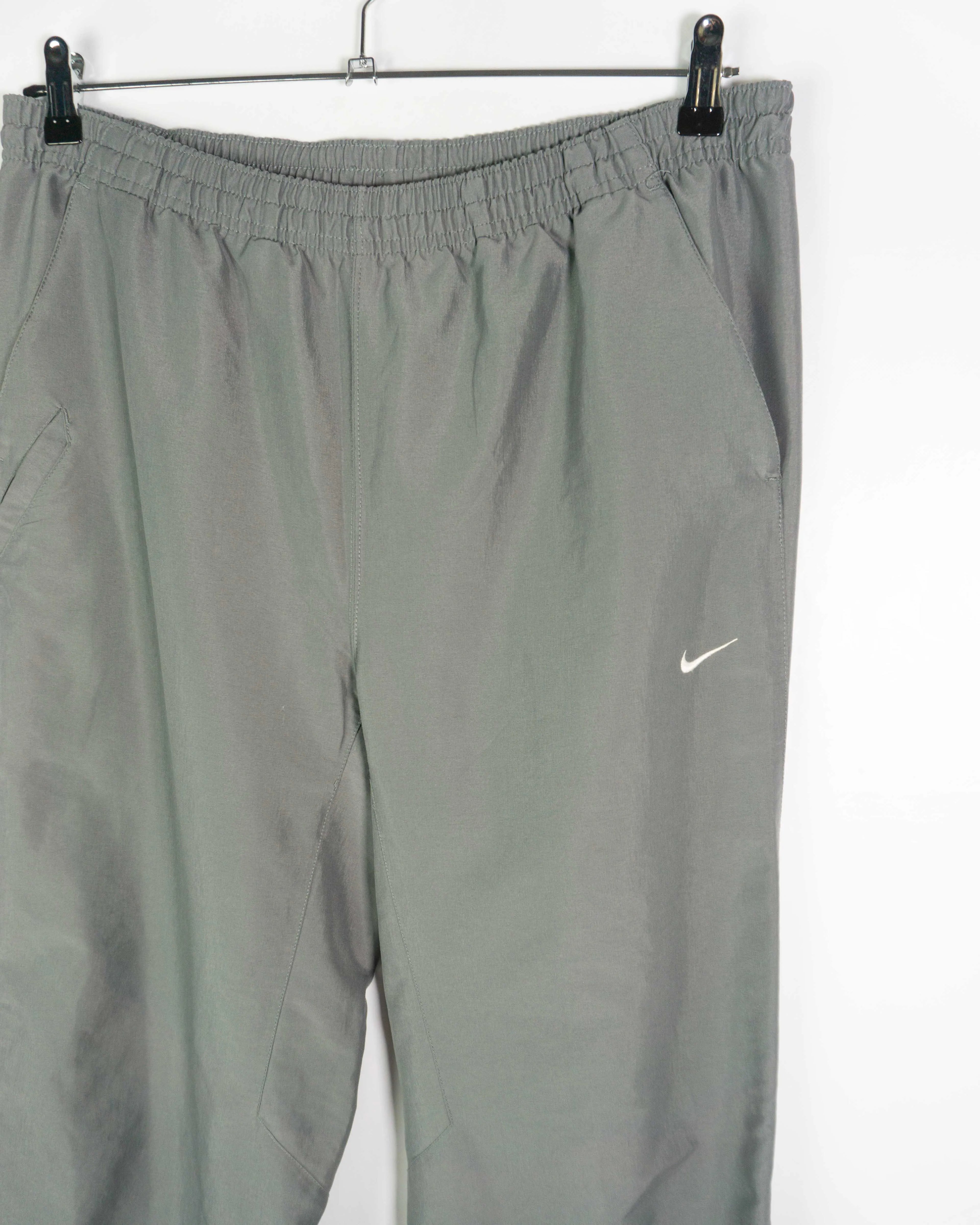 Pantalón deportivo Nike gris