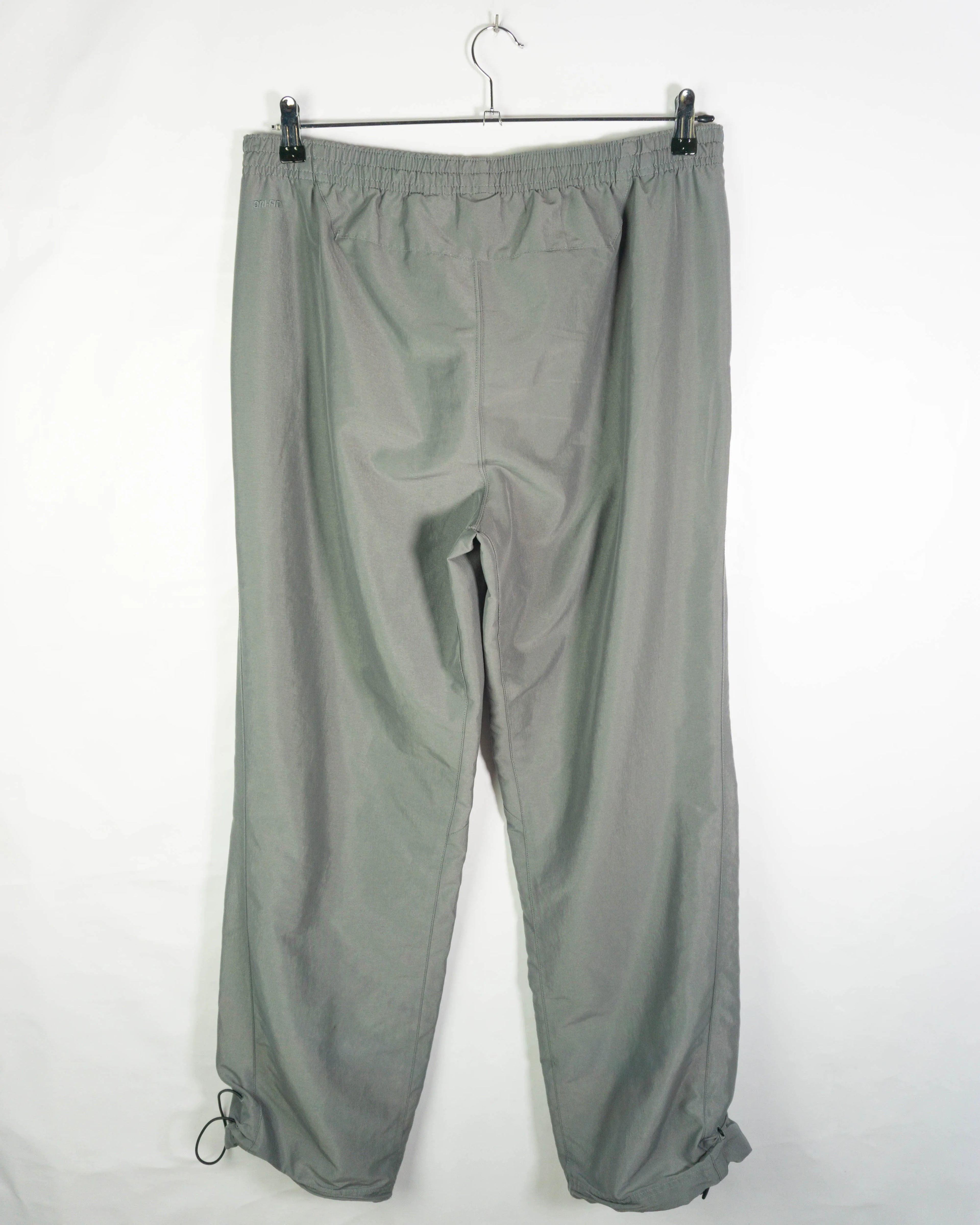 Pantalón deportivo Nike gris