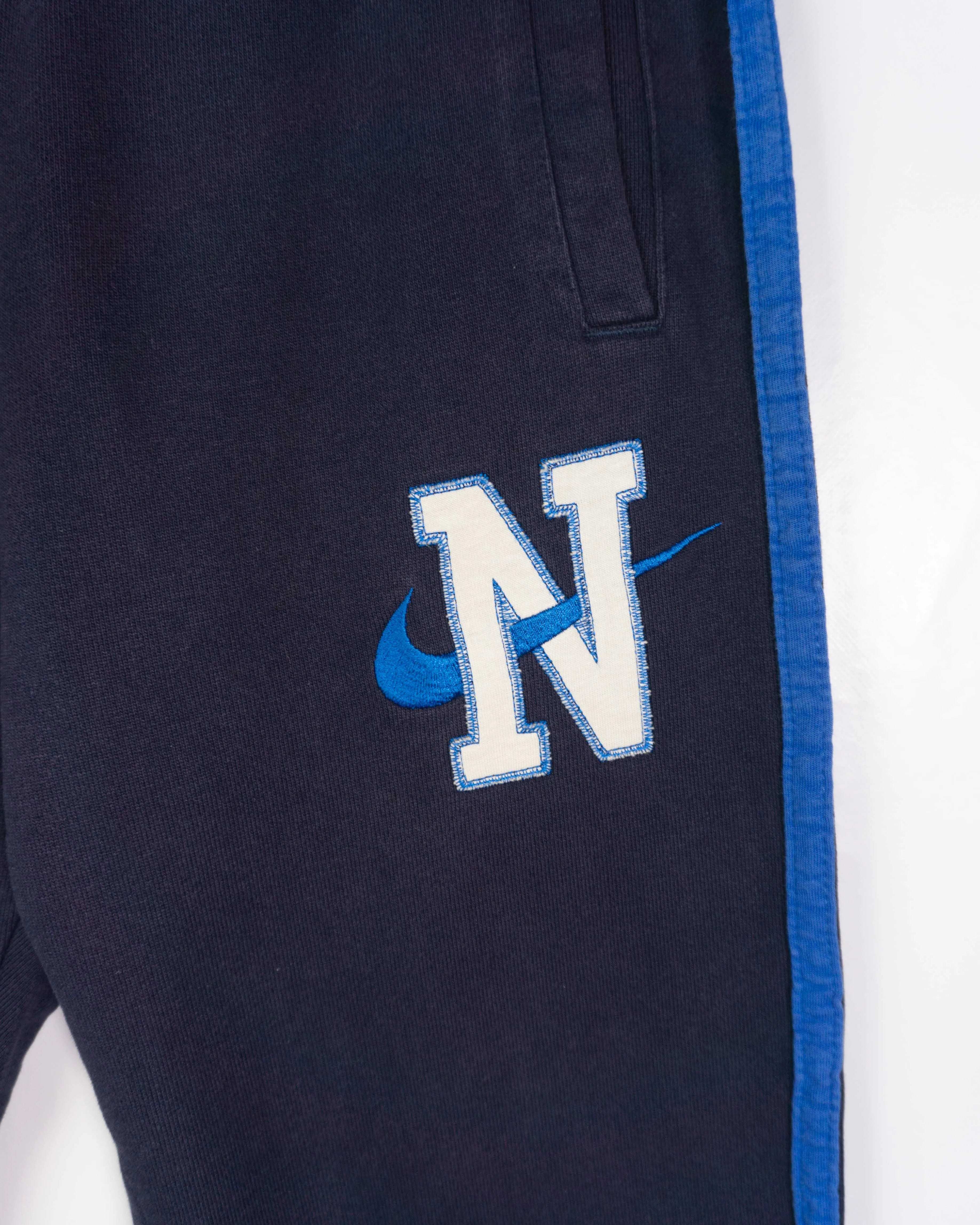 Pantalón deportivo Nike logo universitario azul marino — Talla S
