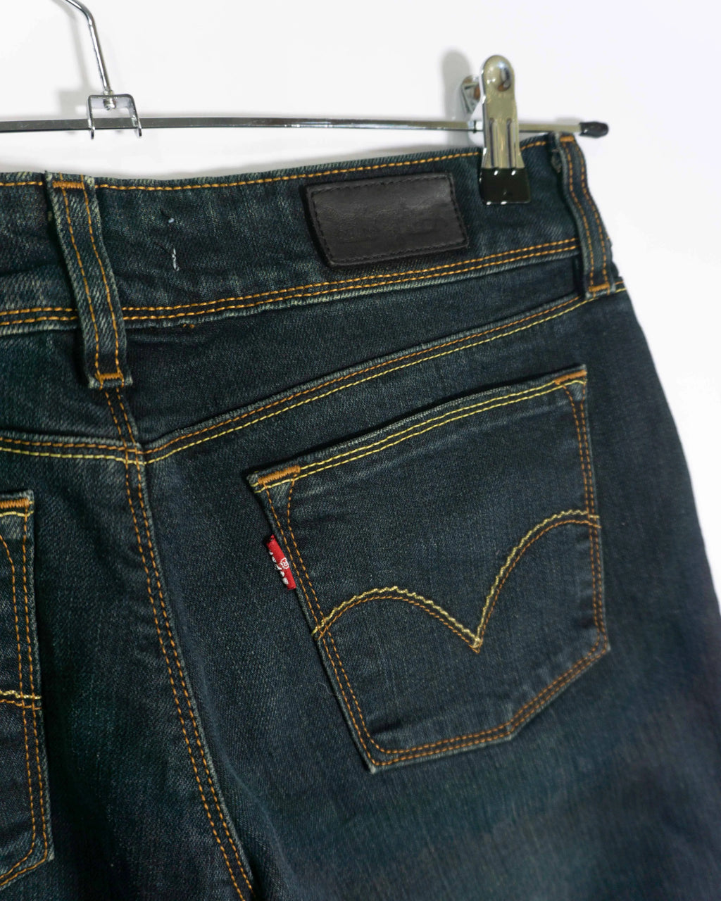 Vaqueros Levis 570 Straight Fit Azul Oscuro mujer — Talla W31