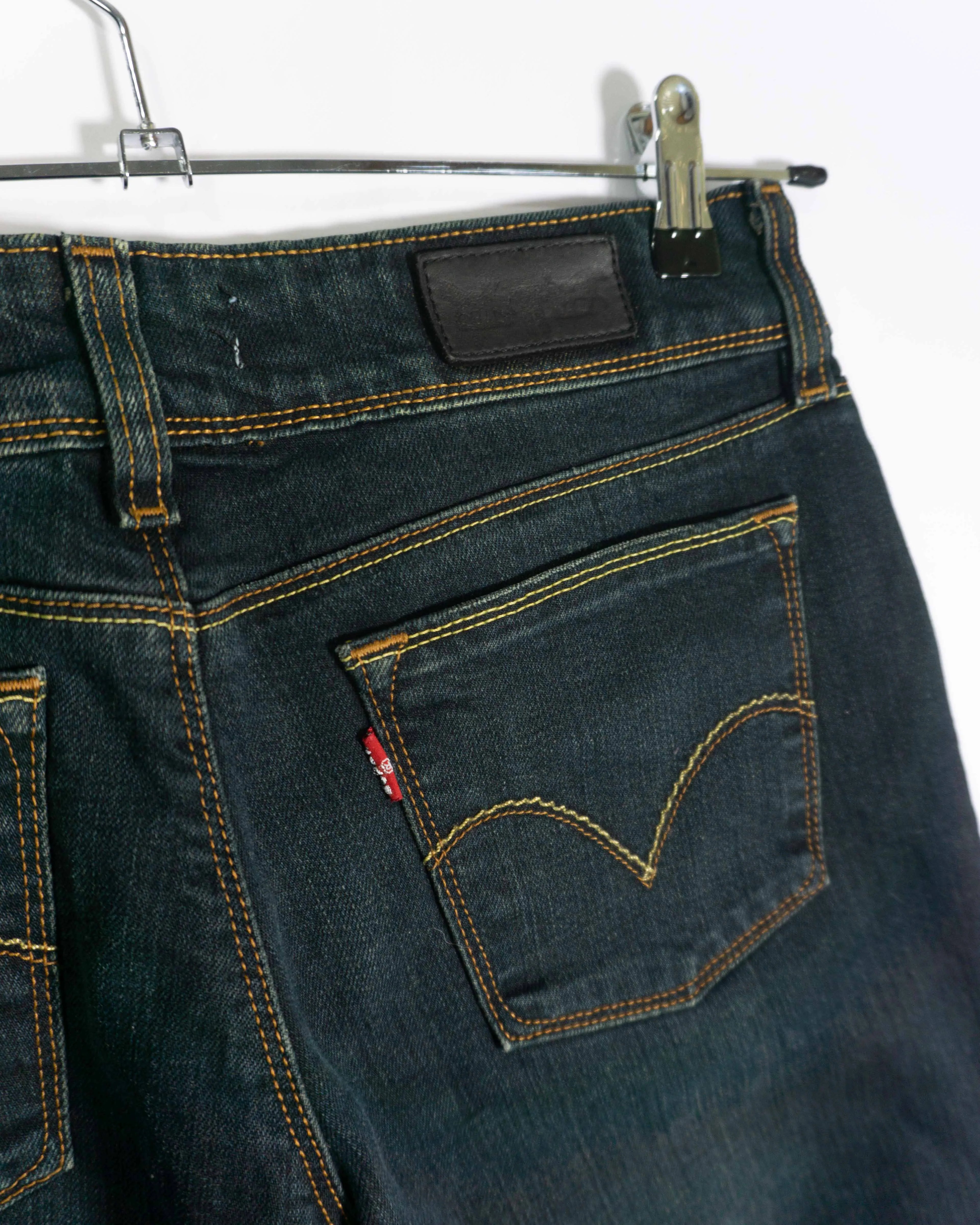 Vaqueros Levis 570 Straight Fit Azul Oscuro mujer — Talla W31