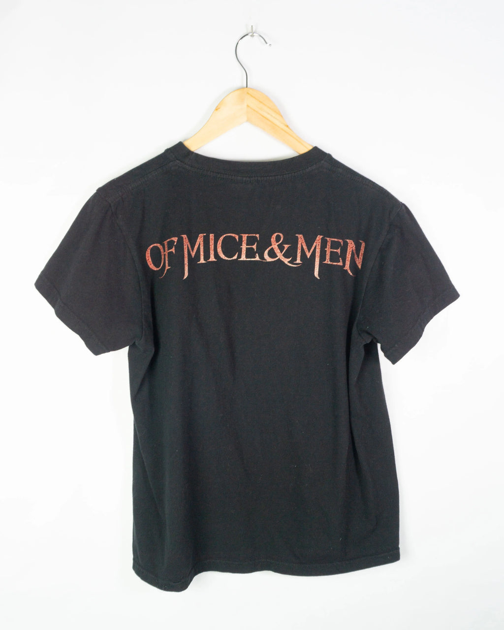 Camiseta Of Mice & Men Banda Negra Gráfica — Talla M