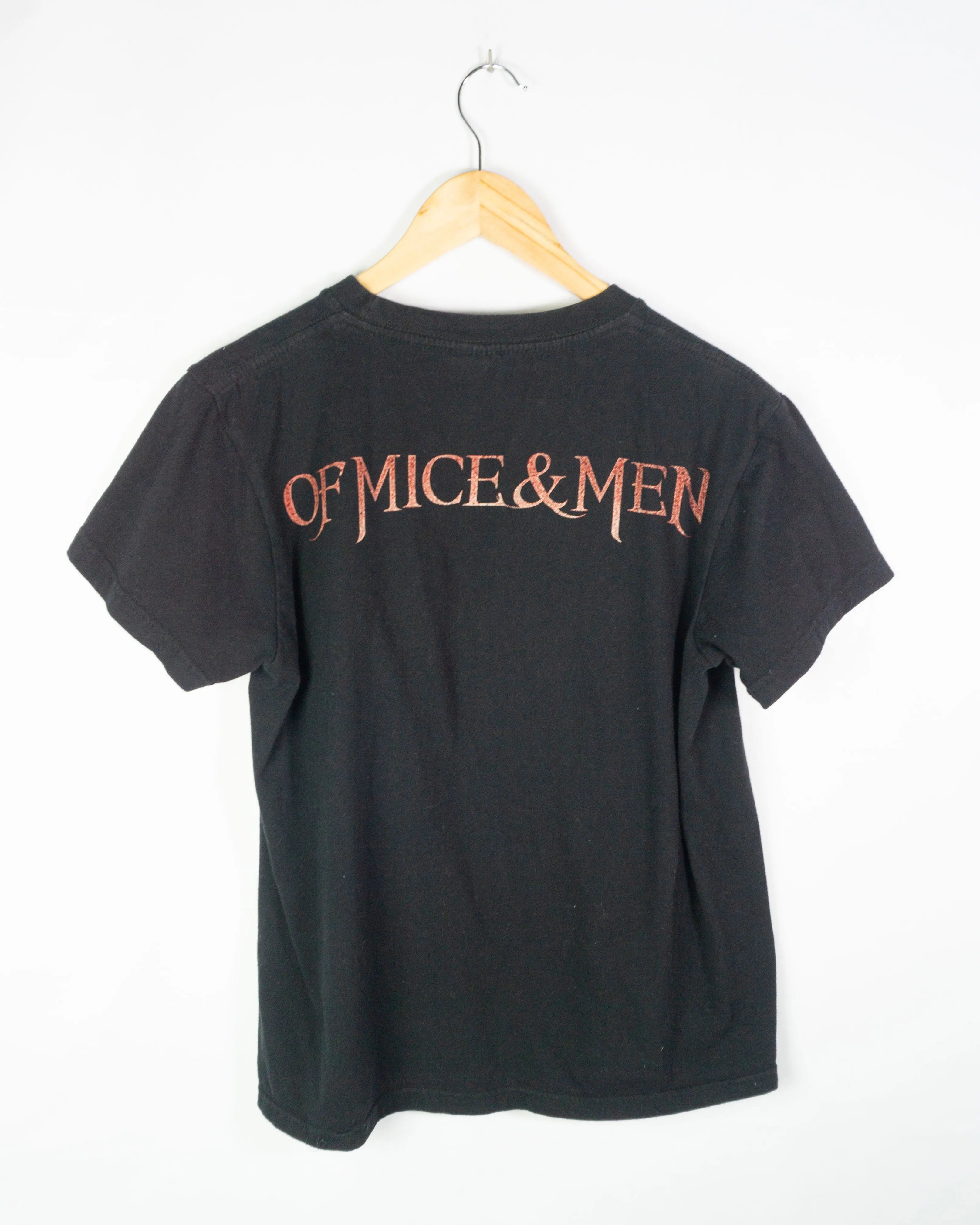 Camiseta Of Mice & Men Banda Negra Gráfica — Talla M