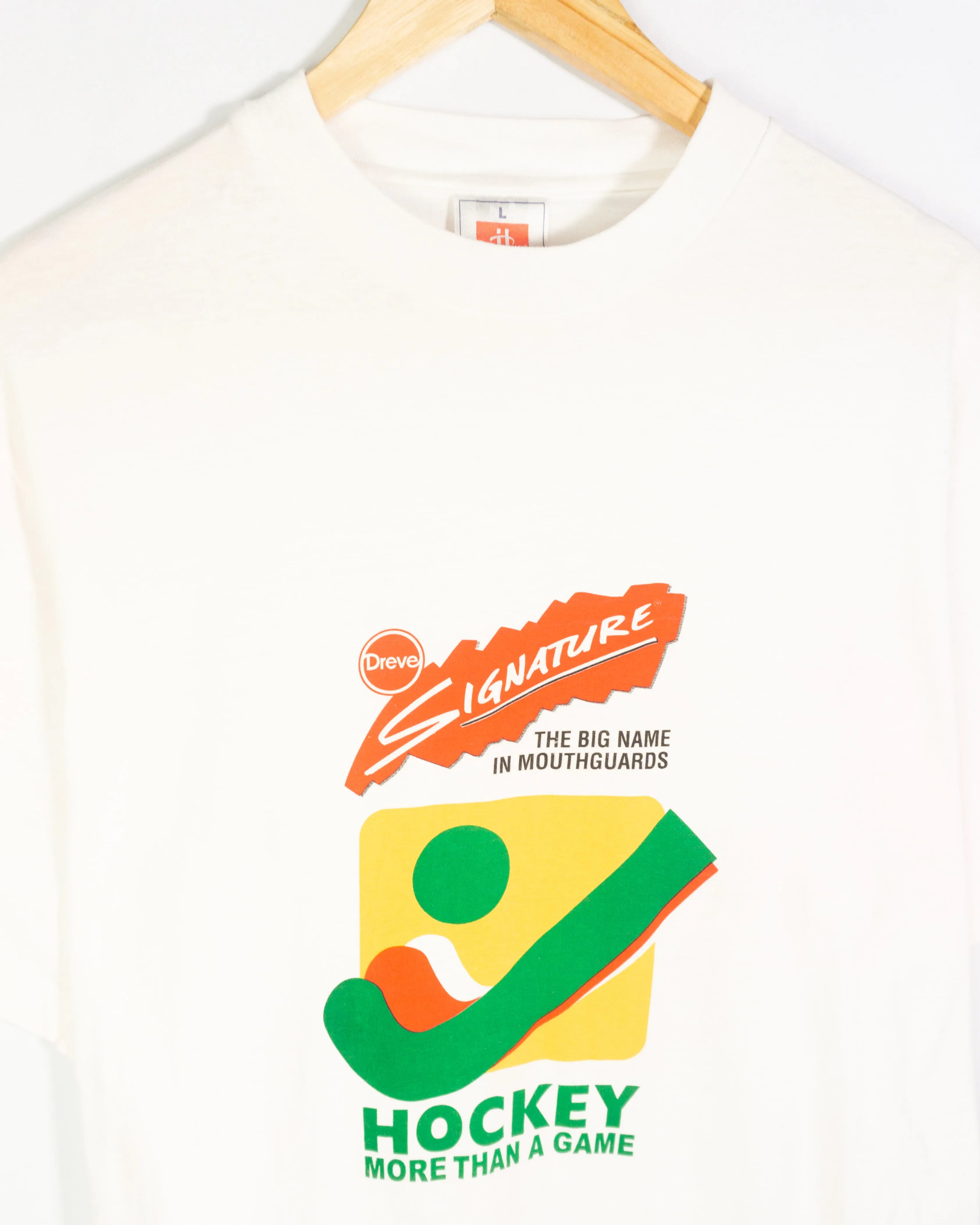 Camiseta Hockey Drevo Gráfica Blanca Vintage 90s — Talla L