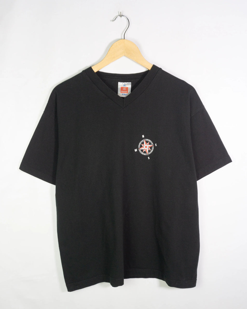 Camiseta Hanes Cuello V Rosa de los Vientos Negra 00s — Talla XL