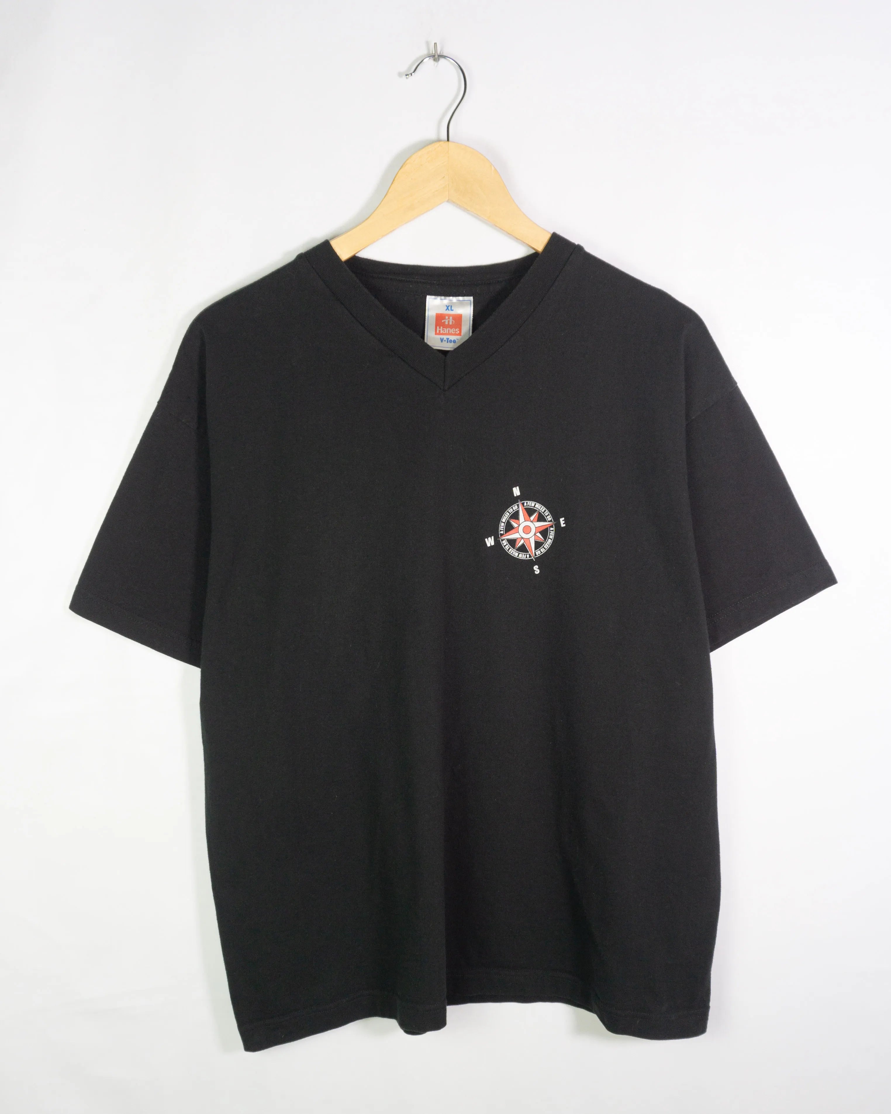 Camiseta Hanes Cuello V Rosa de los Vientos Negra 00s — Talla XL