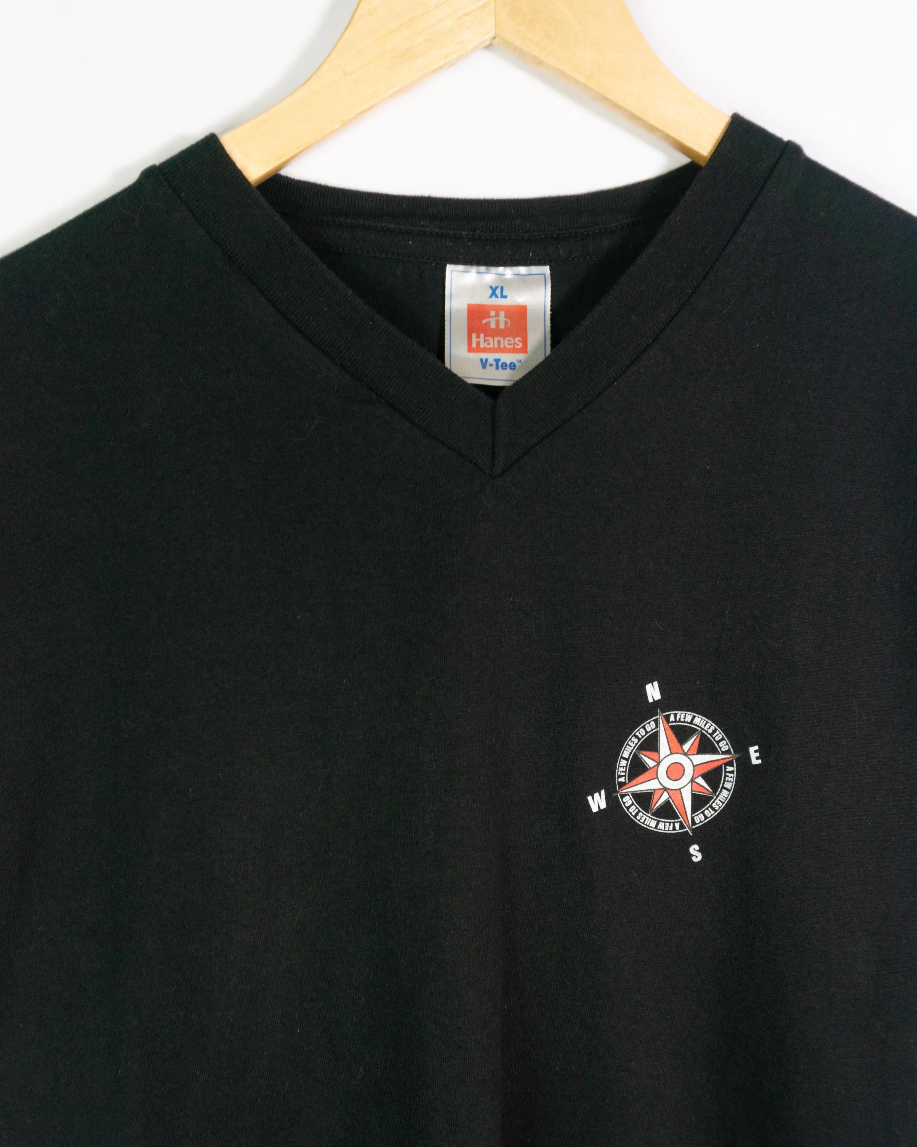 Camiseta Hanes Cuello V Rosa de los Vientos Negra 00s — Talla XL