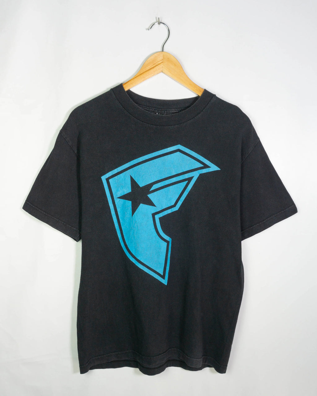 Camiseta Famous Stars Straps Escudo Negro Vintage 00s — Talla M