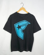 Camiseta Famous Stars Straps Escudo Negro Vintage 00s — Talla M