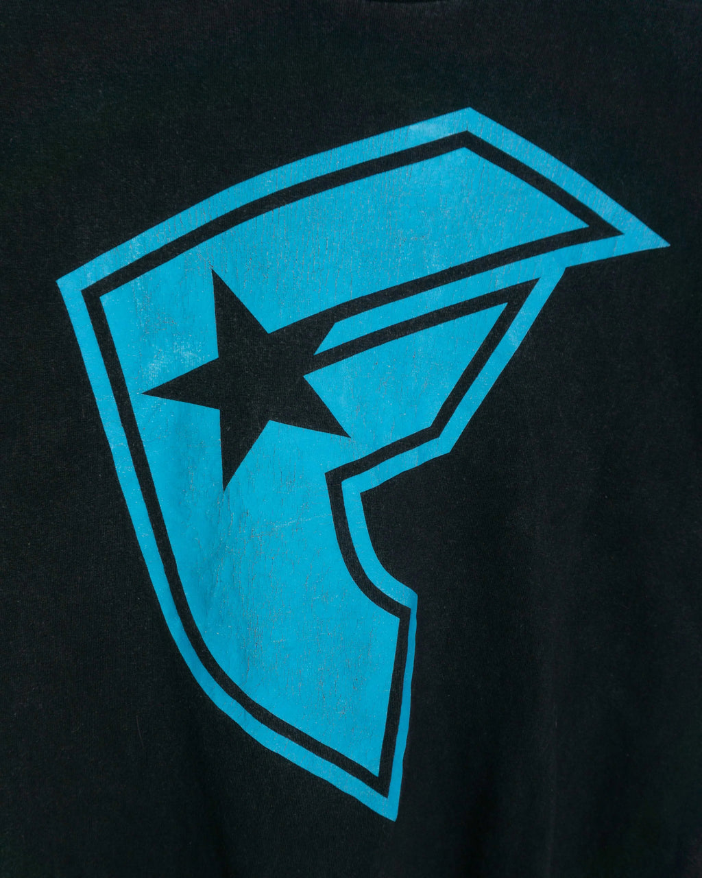 Camiseta Famous Stars Straps Escudo Negro Vintage 00s — Talla M