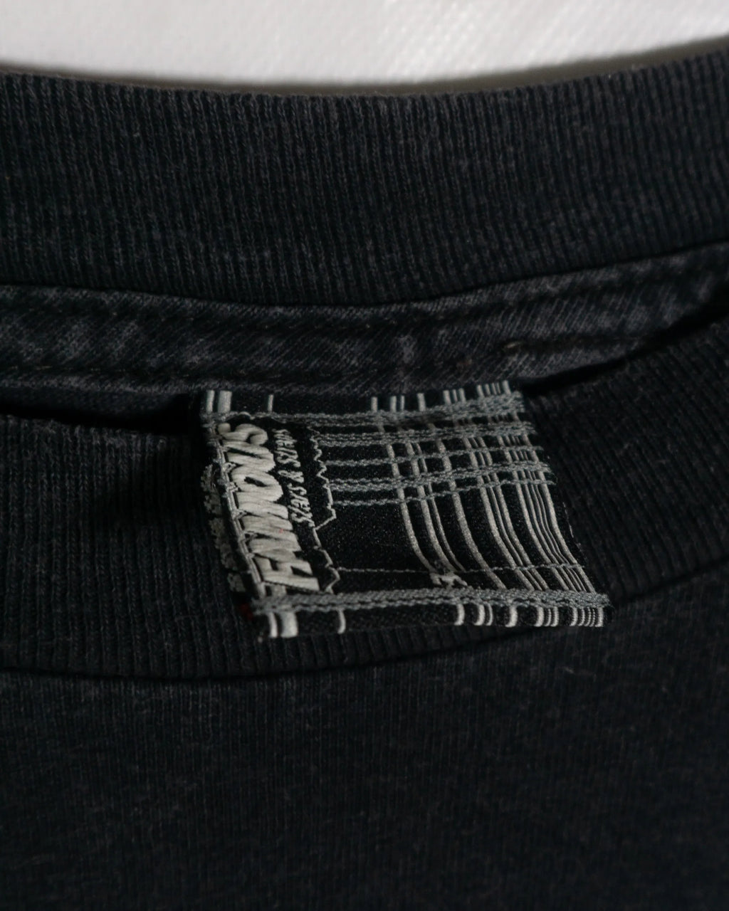Camiseta Famous Stars Straps Escudo Negro Vintage 00s — Talla M