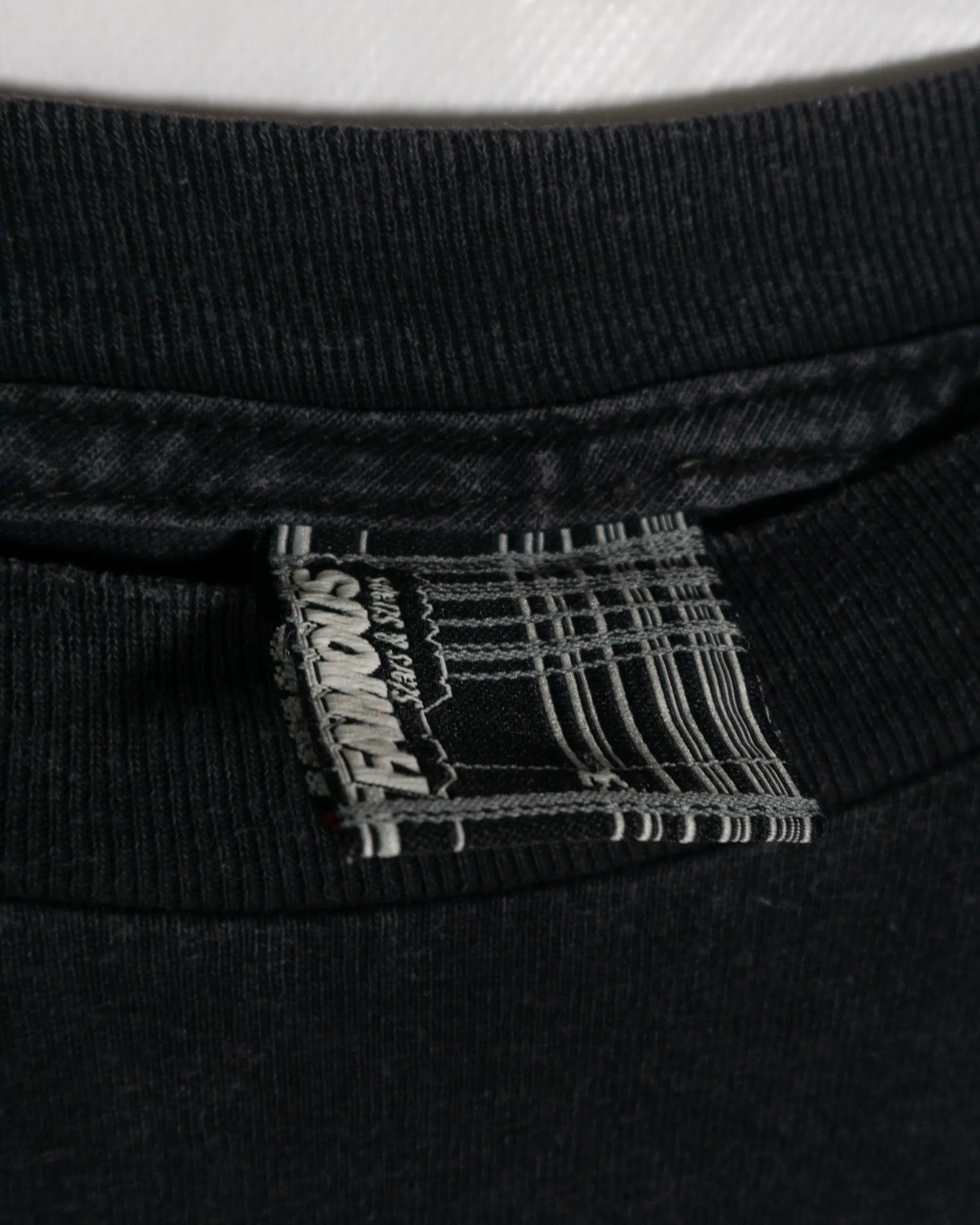 Camiseta Famous Stars Straps Escudo Negro Vintage 00s — Talla M