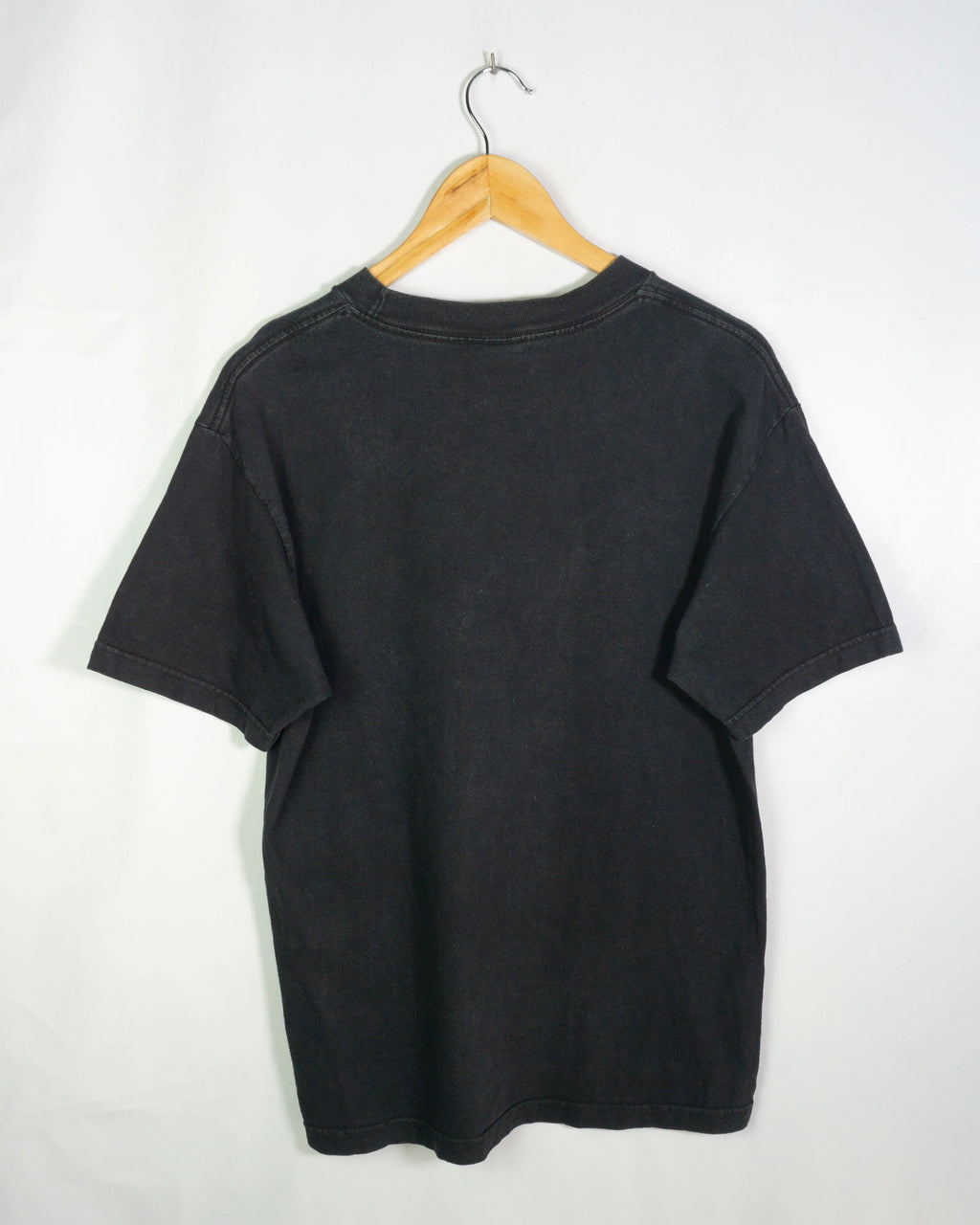 Camiseta Famous Stars Straps Escudo Negro Vintage 00s — Talla M
