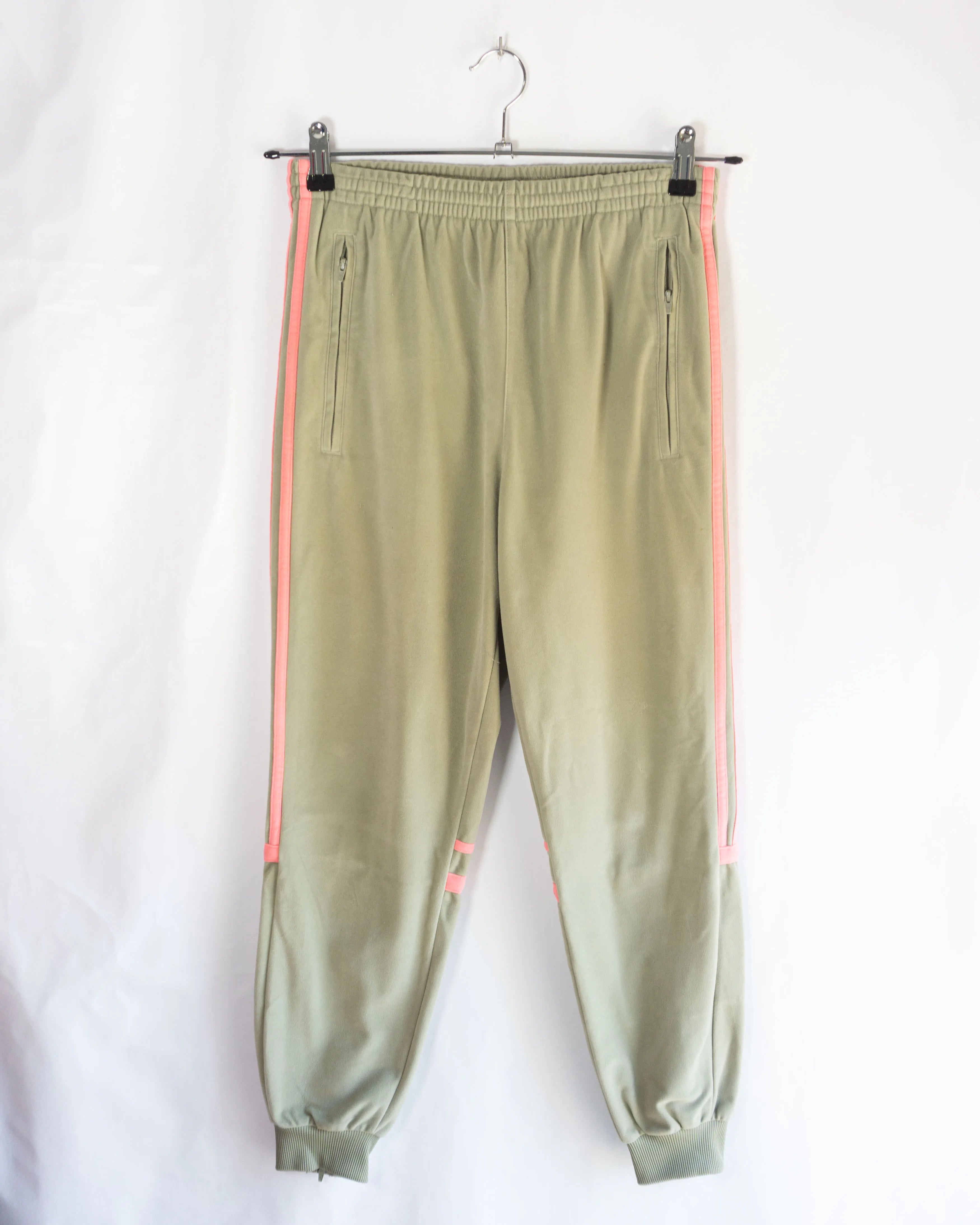 Pantalón Chándal Adidas Vintage Kaki Salmón — Talla XS