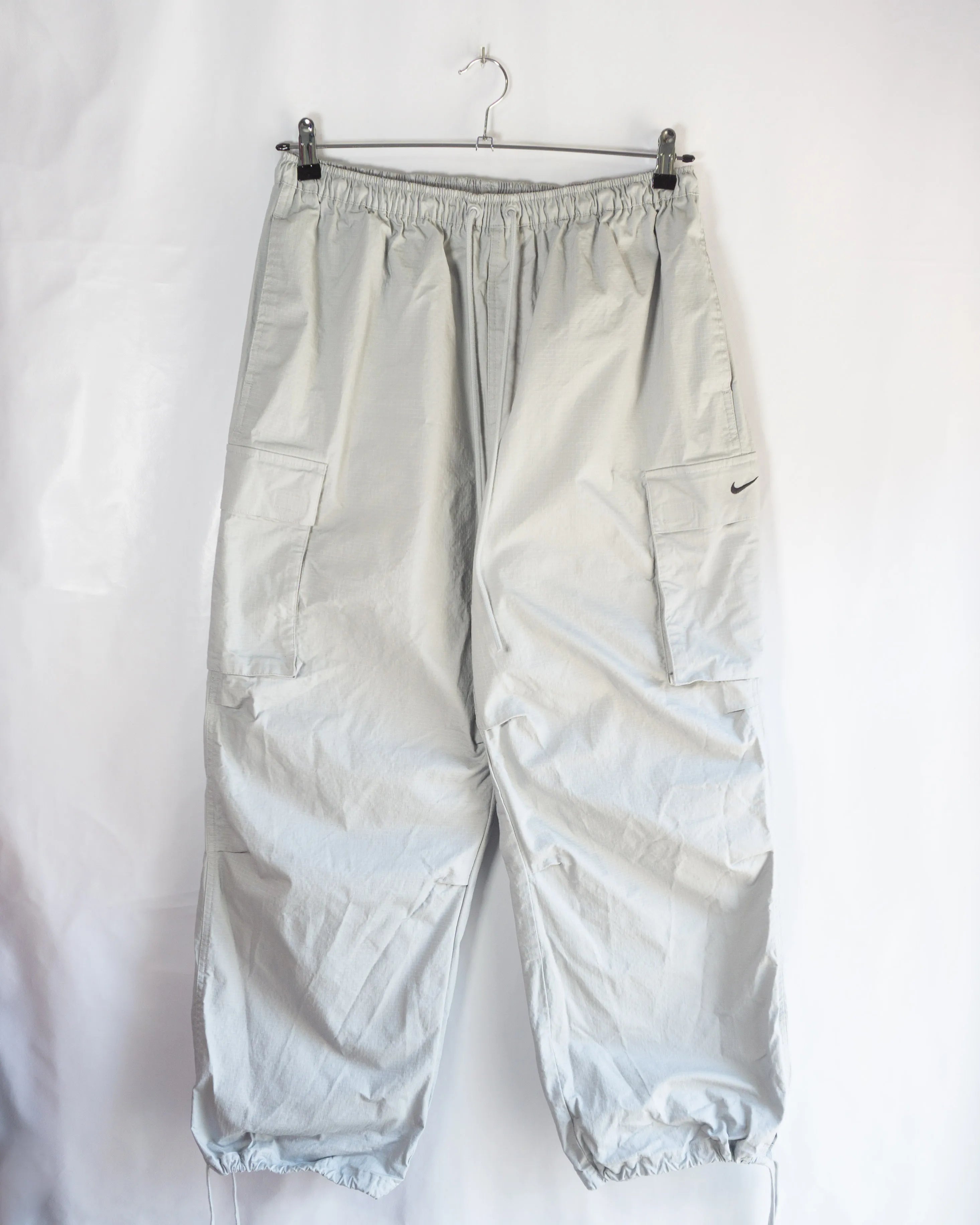 Pantalón Cargo Nike Nylon Parachute Gris Claro — Talla L