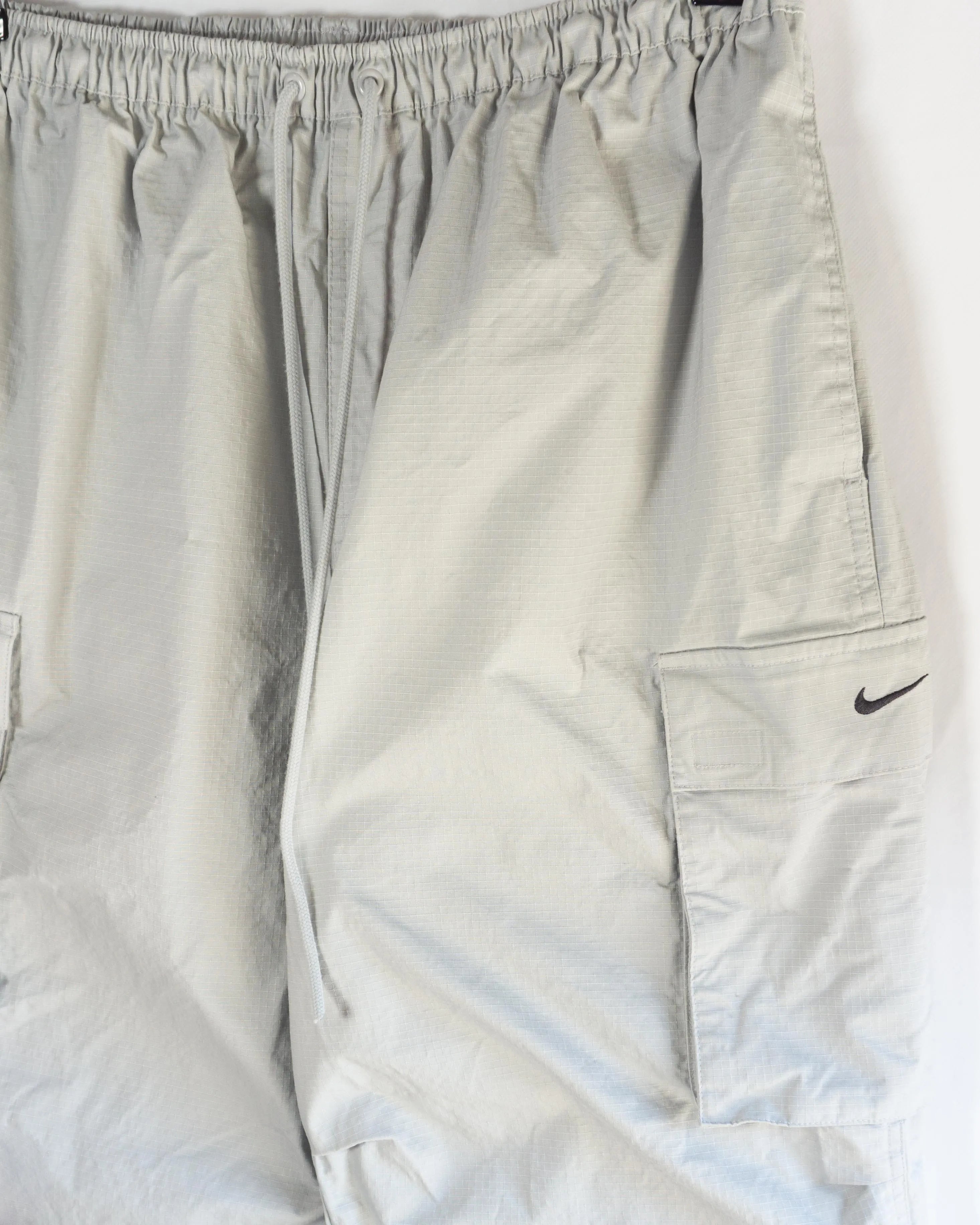 Pantalón Cargo Nike Nylon Parachute Gris Claro — Talla L