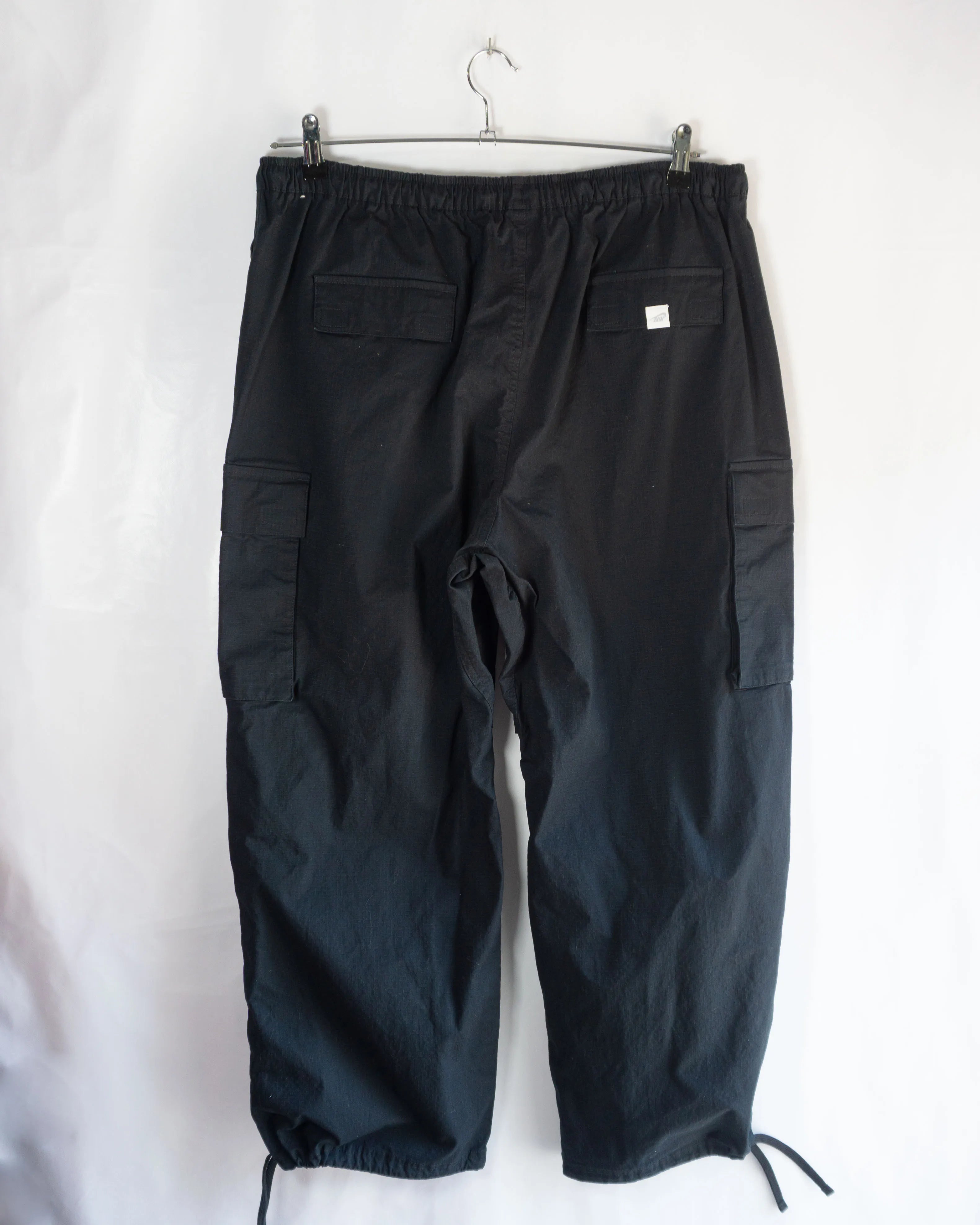 Pantalón Cargo Nike Nylon Parachute Negro — Talla L