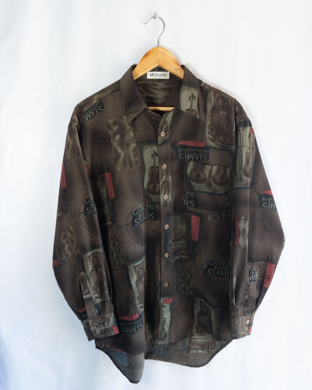Camisa Vintage Zealzip con Estampado de Sellos — Talla L