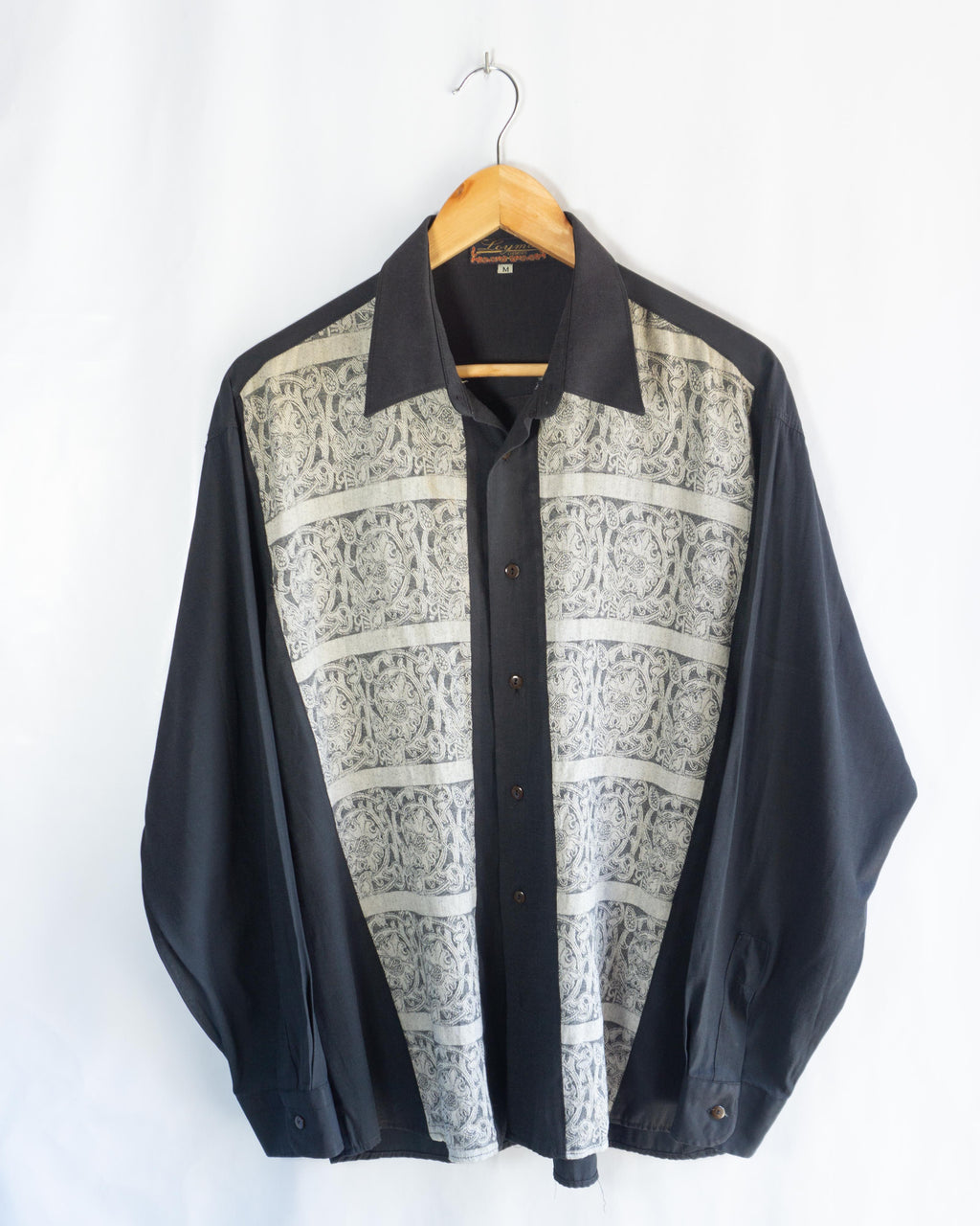 Camisa Vintage Negra con Estampado Barroco — Talla M