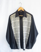 Camisa Vintage Negra con Estampado Barroco — Talla M