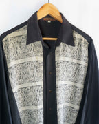 Camisa Vintage Negra con Estampado Barroco — Talla M