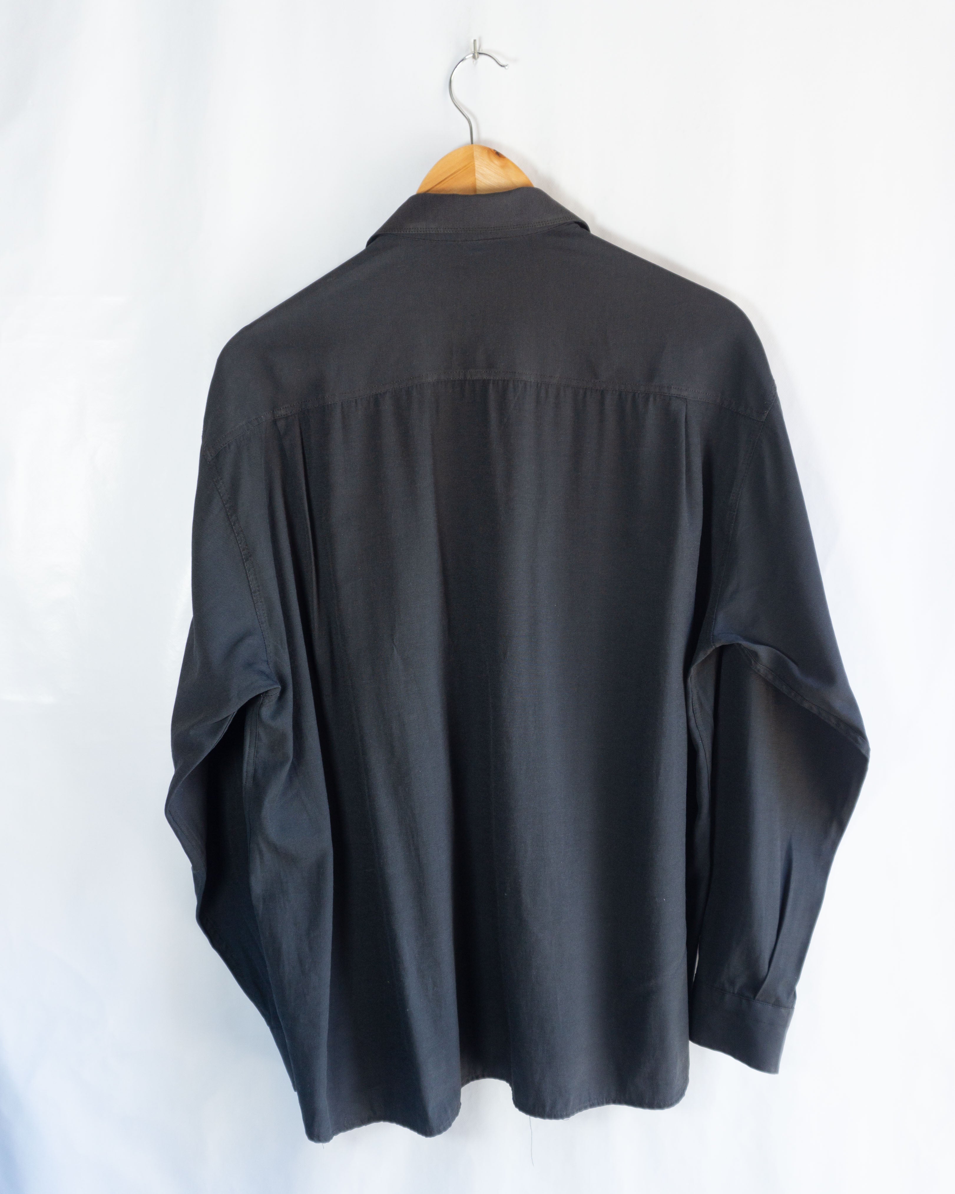 Camisa Vintage Negra con Estampado Barroco — Talla M
