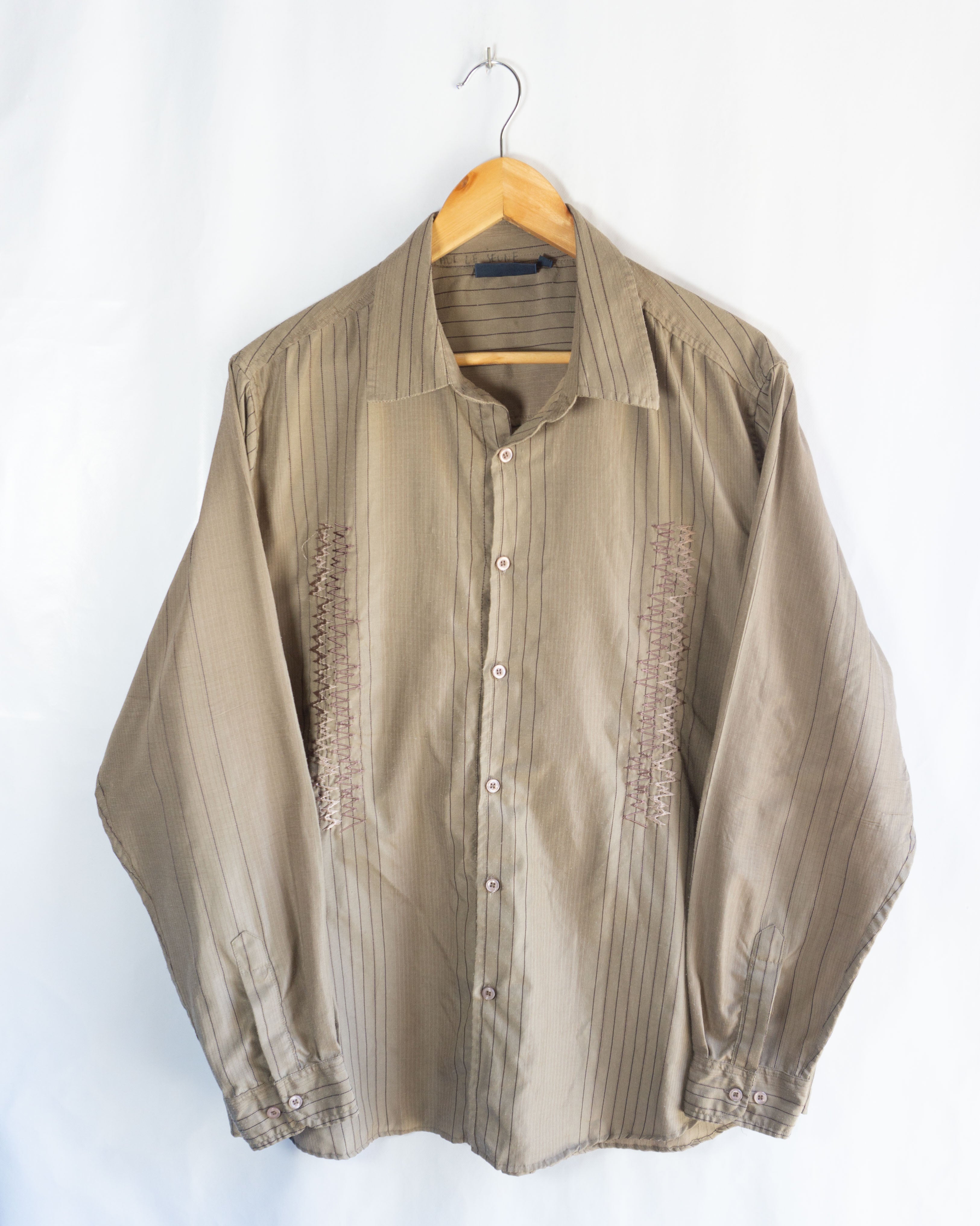 Camisa Vintage Caqui con Bordado Frontal — Talla XL