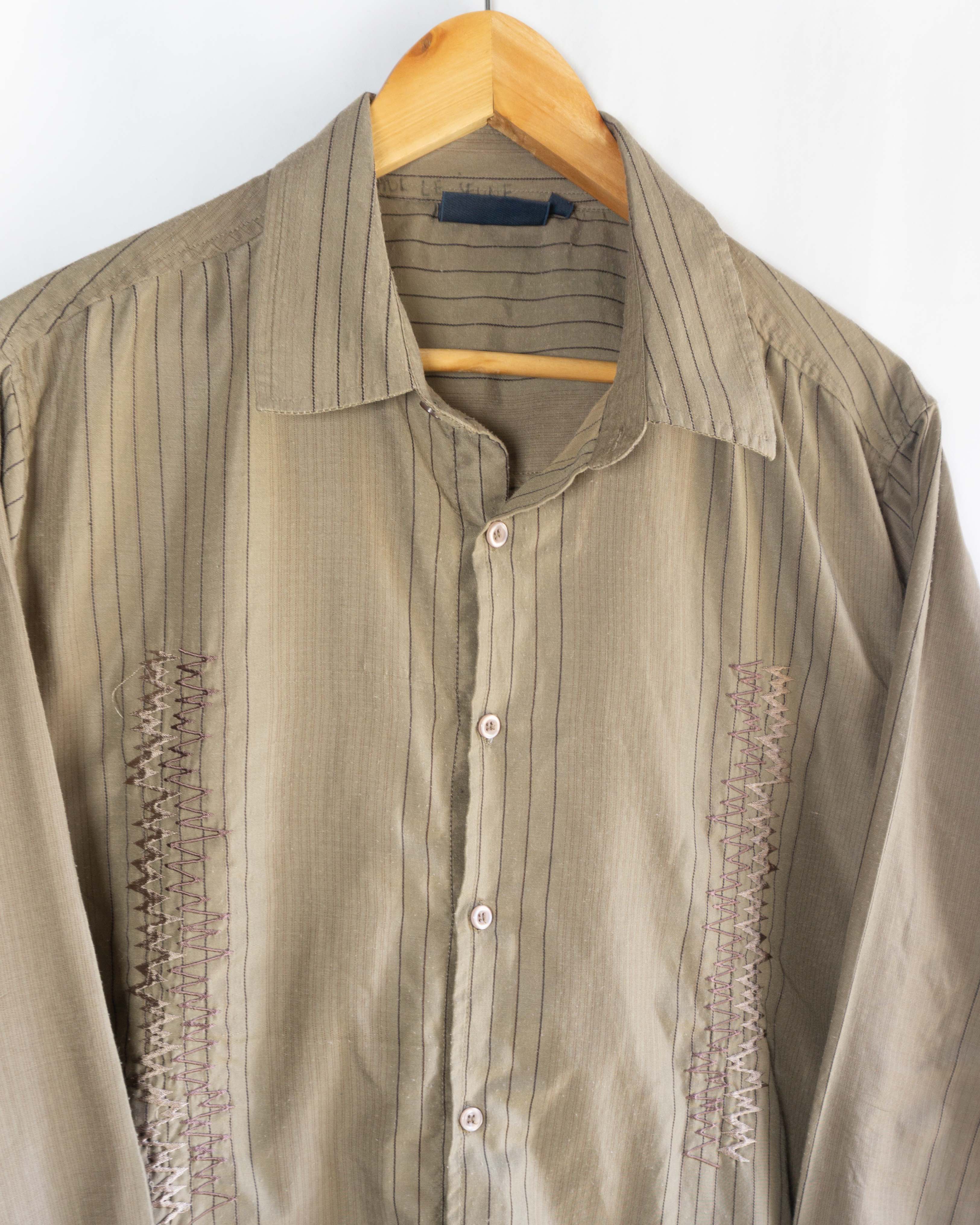 Camisa Vintage Caqui con Bordado Frontal — Talla XL