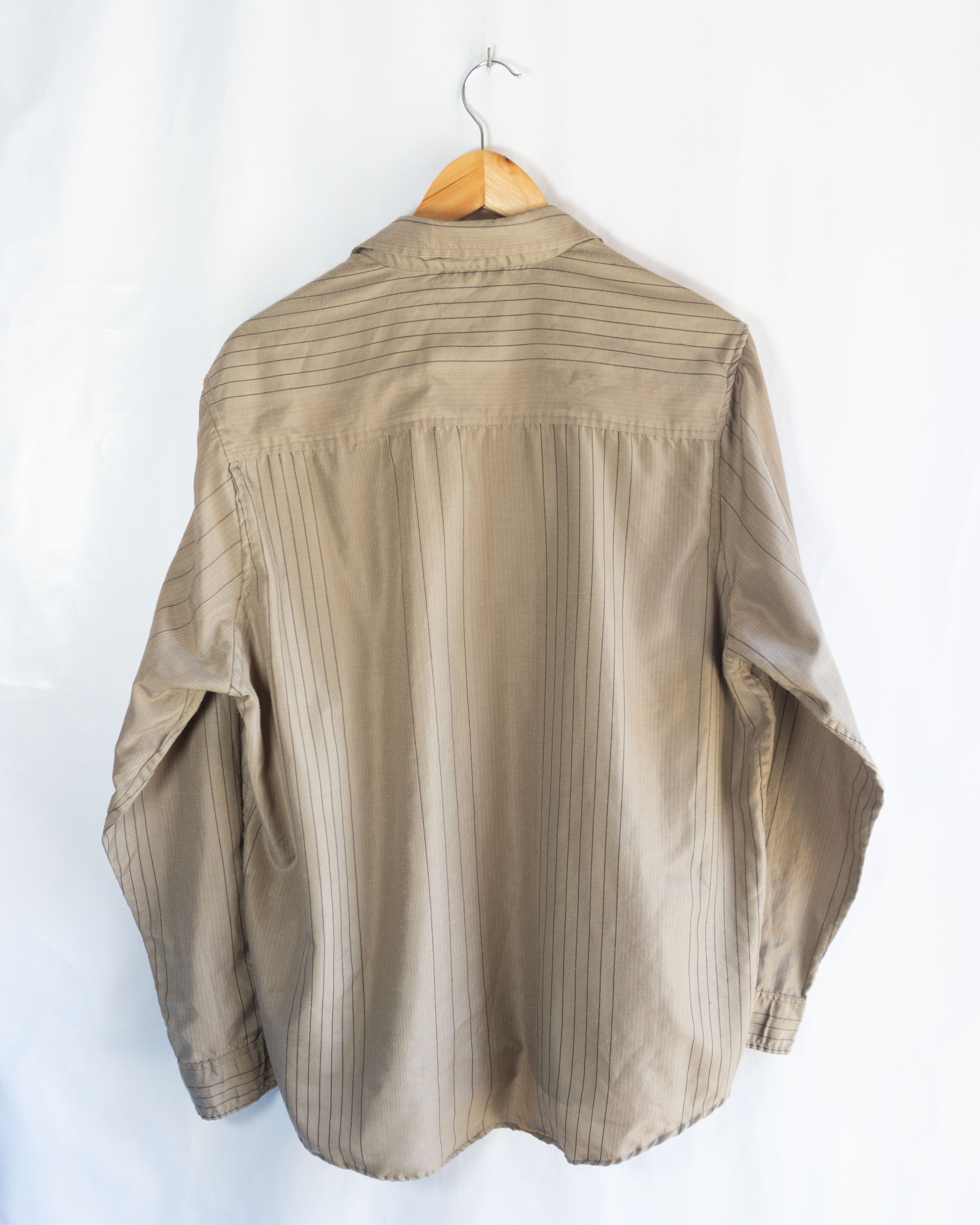 Camisa Vintage Caqui con Bordado Frontal — Talla XL