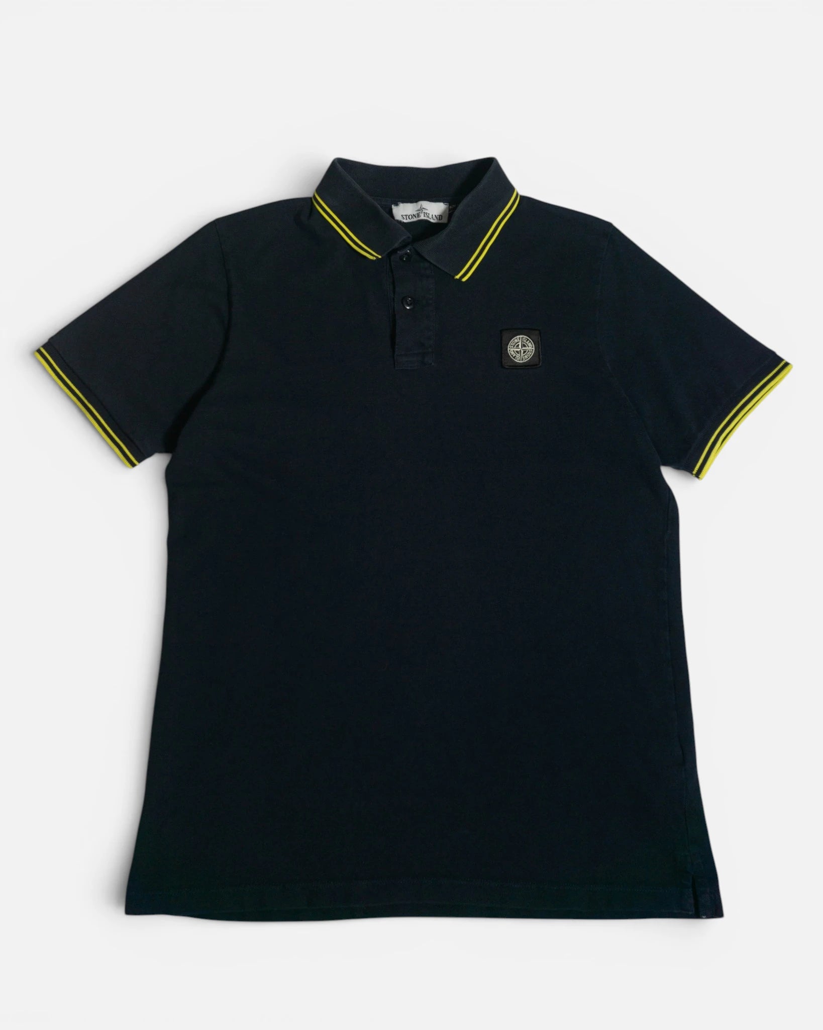 Polo Stone Island Negro con Borde Amarillo — Talla S
