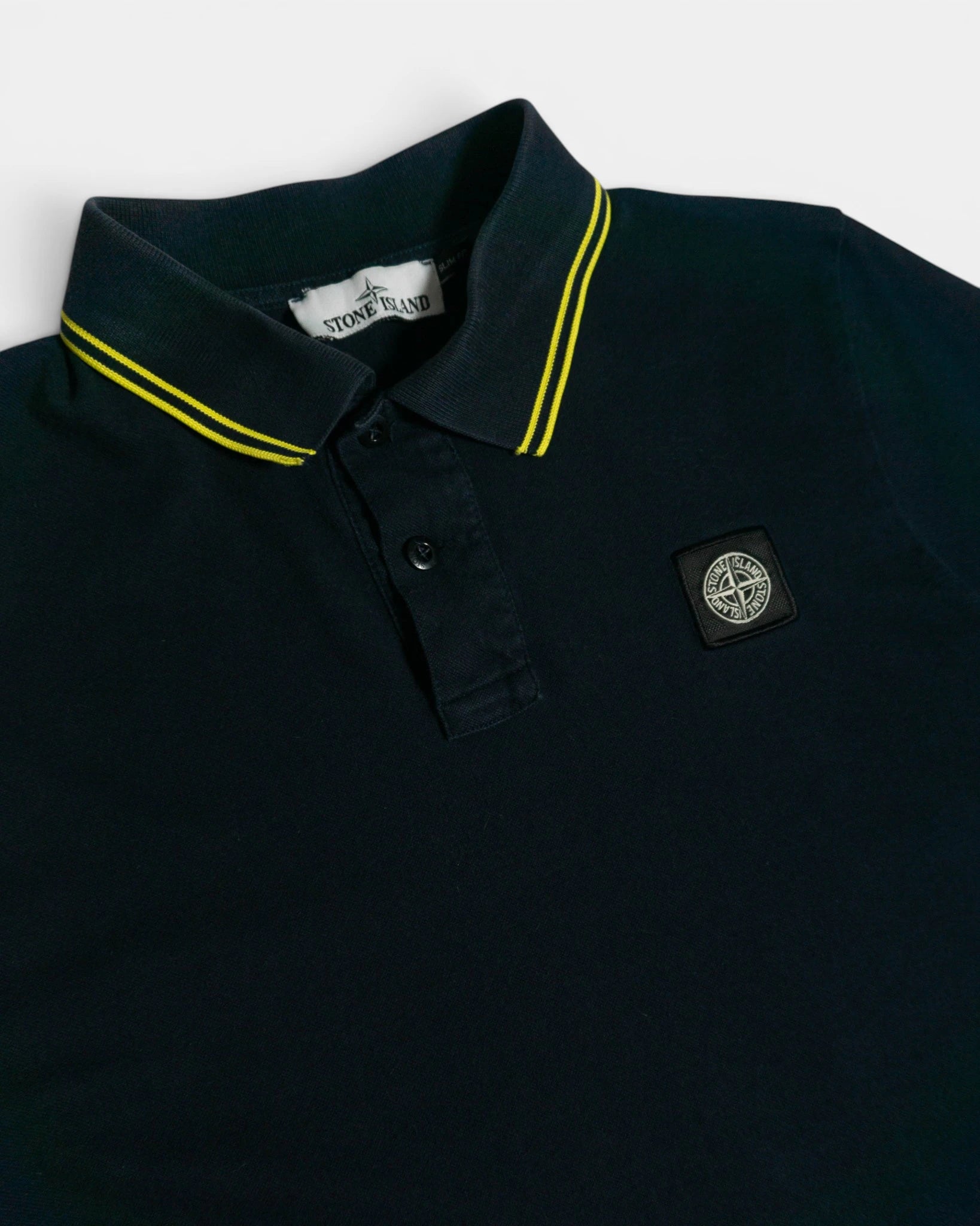 Polo Stone Island Negro con Borde Amarillo — Talla S