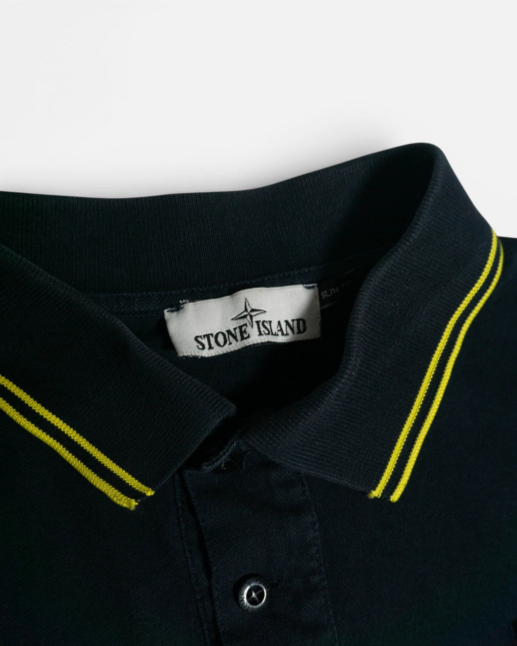 Polo Stone Island Negro con Borde Amarillo — Talla S
