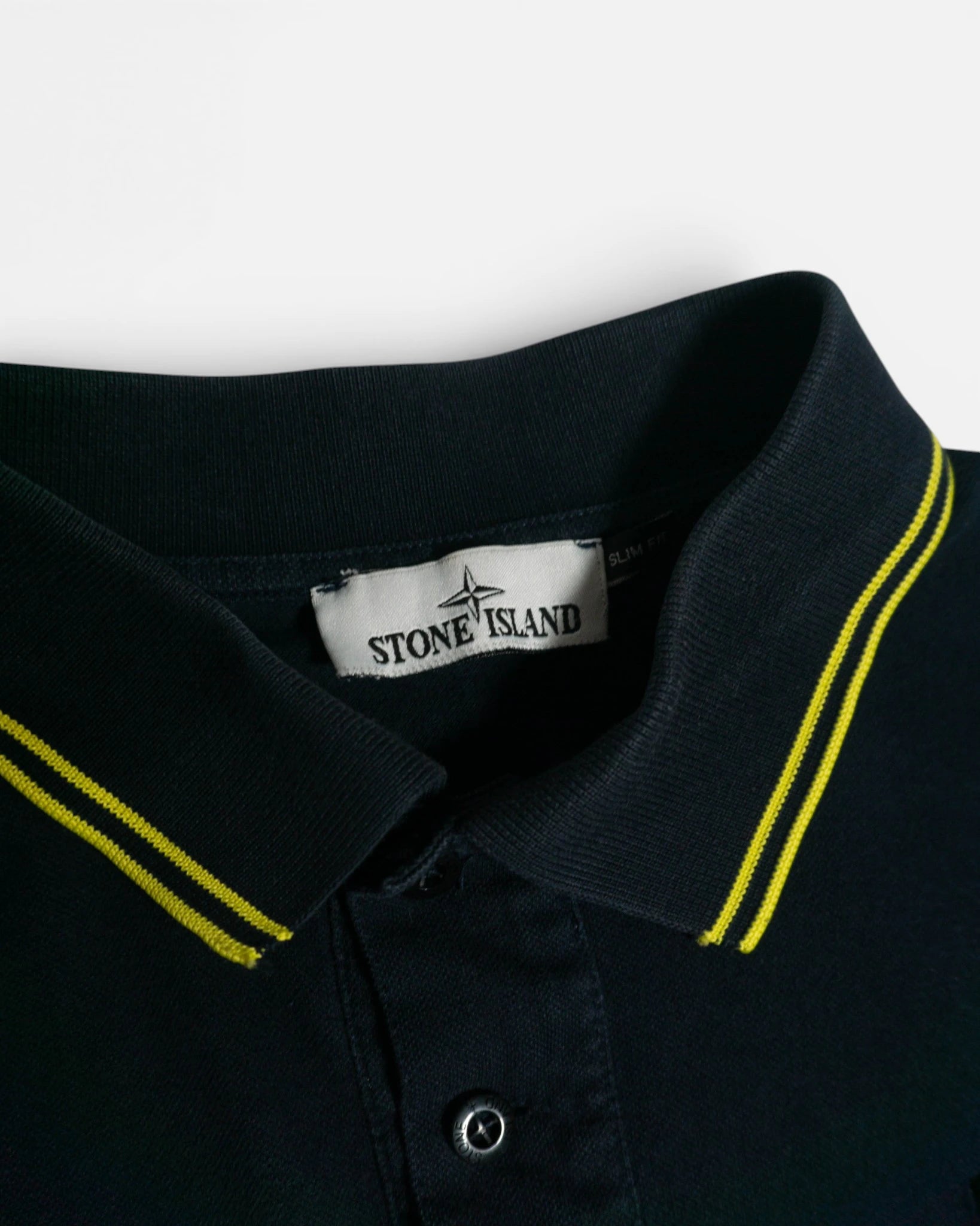 Polo Stone Island Negro con Borde Amarillo — Talla S