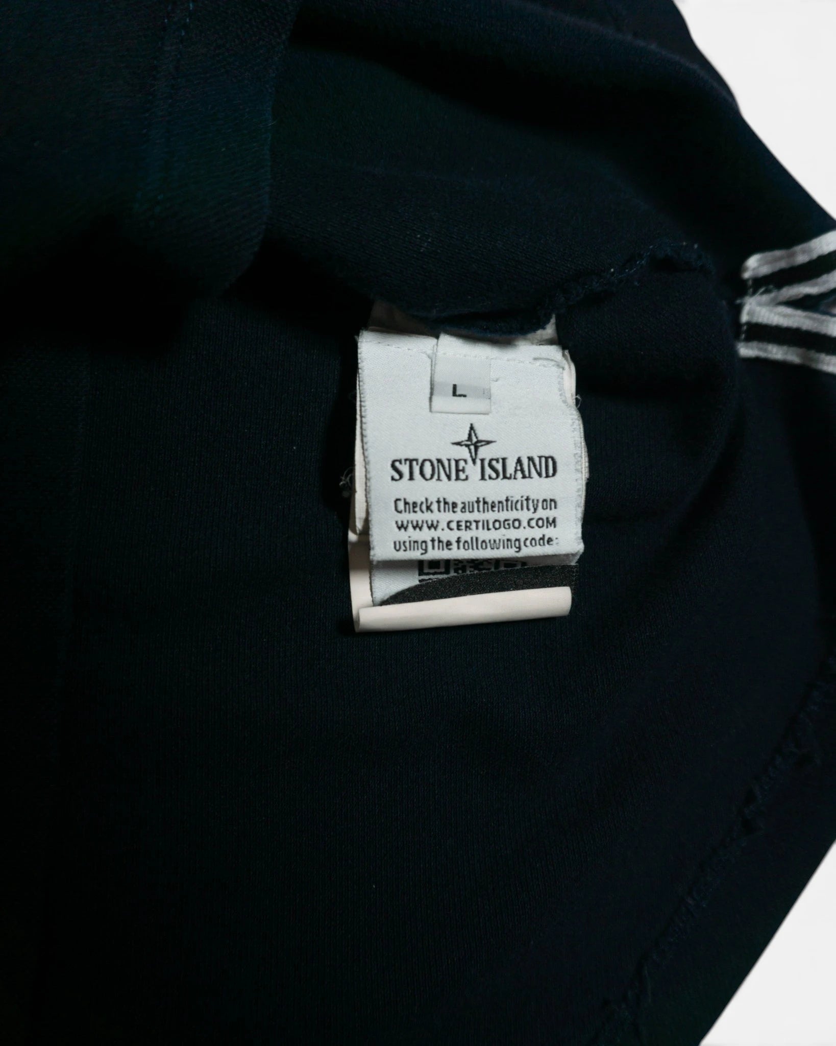 Polo Stone Island Negro con Borde Amarillo — Talla S