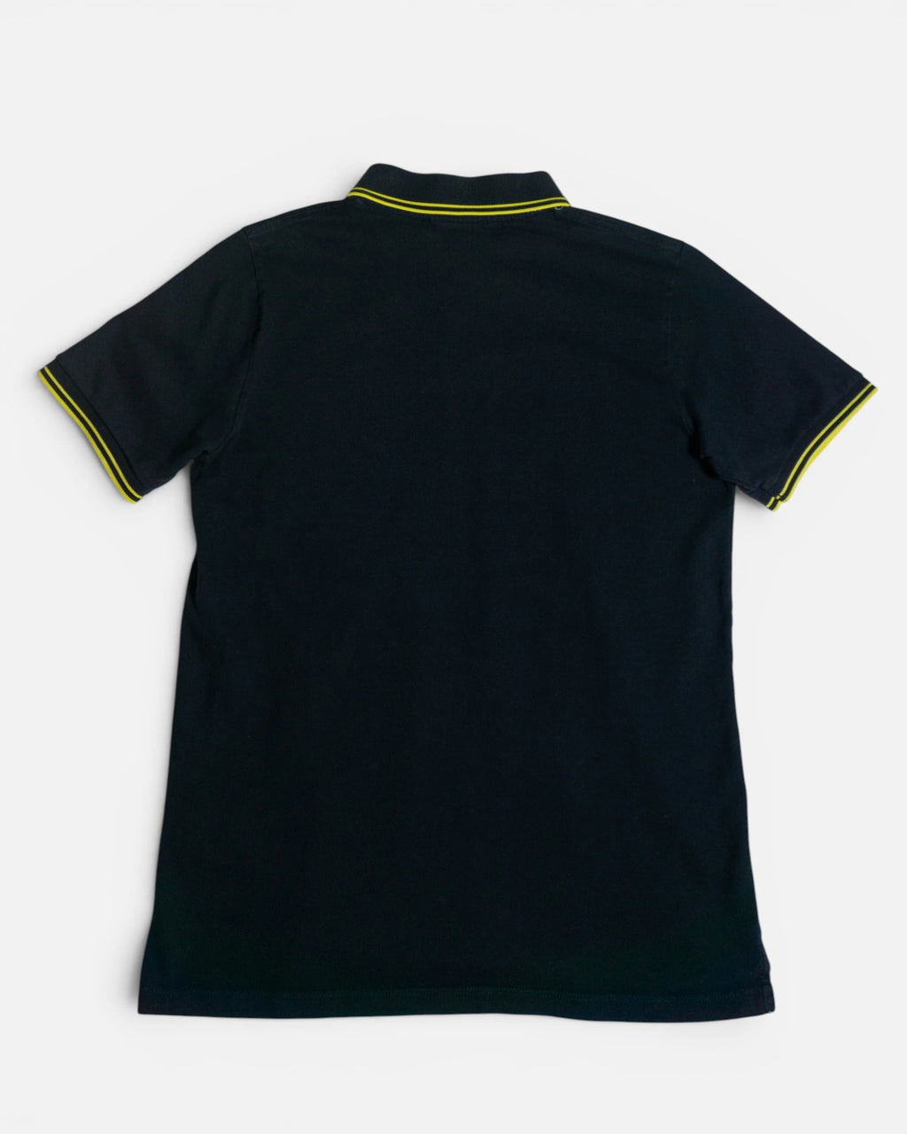 Polo Stone Island Negro con Borde Amarillo — Talla S
