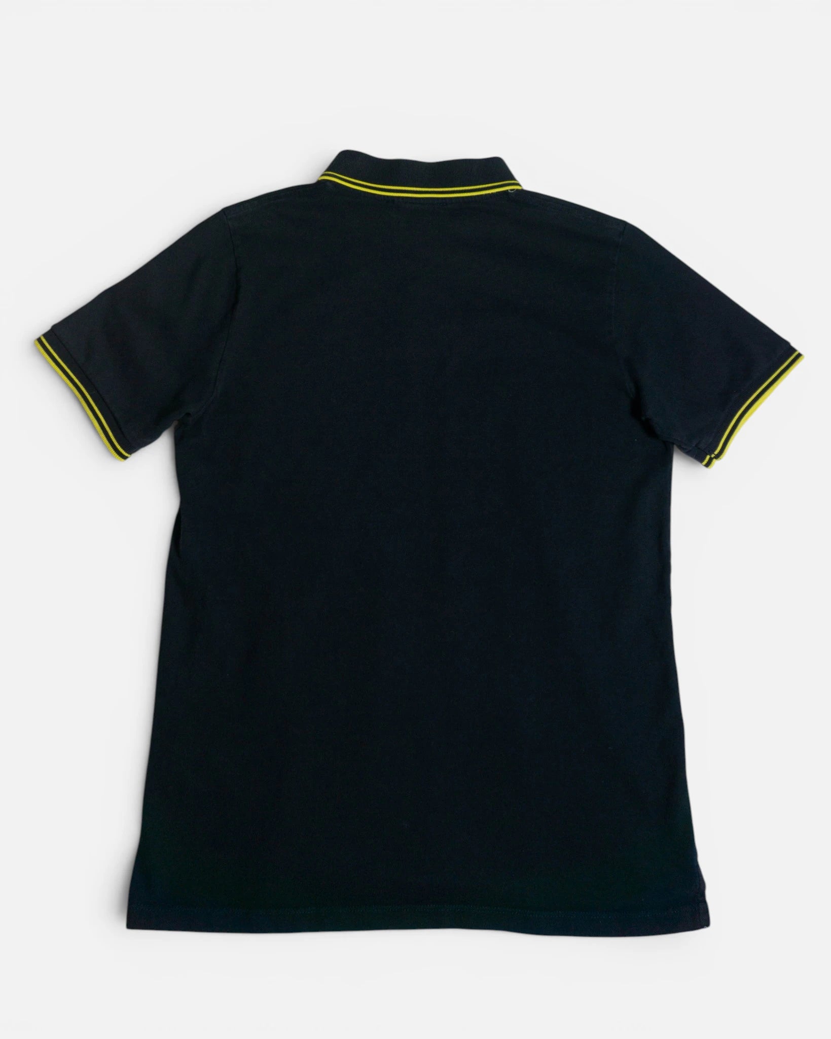 Polo Stone Island Negro con Borde Amarillo — Talla S