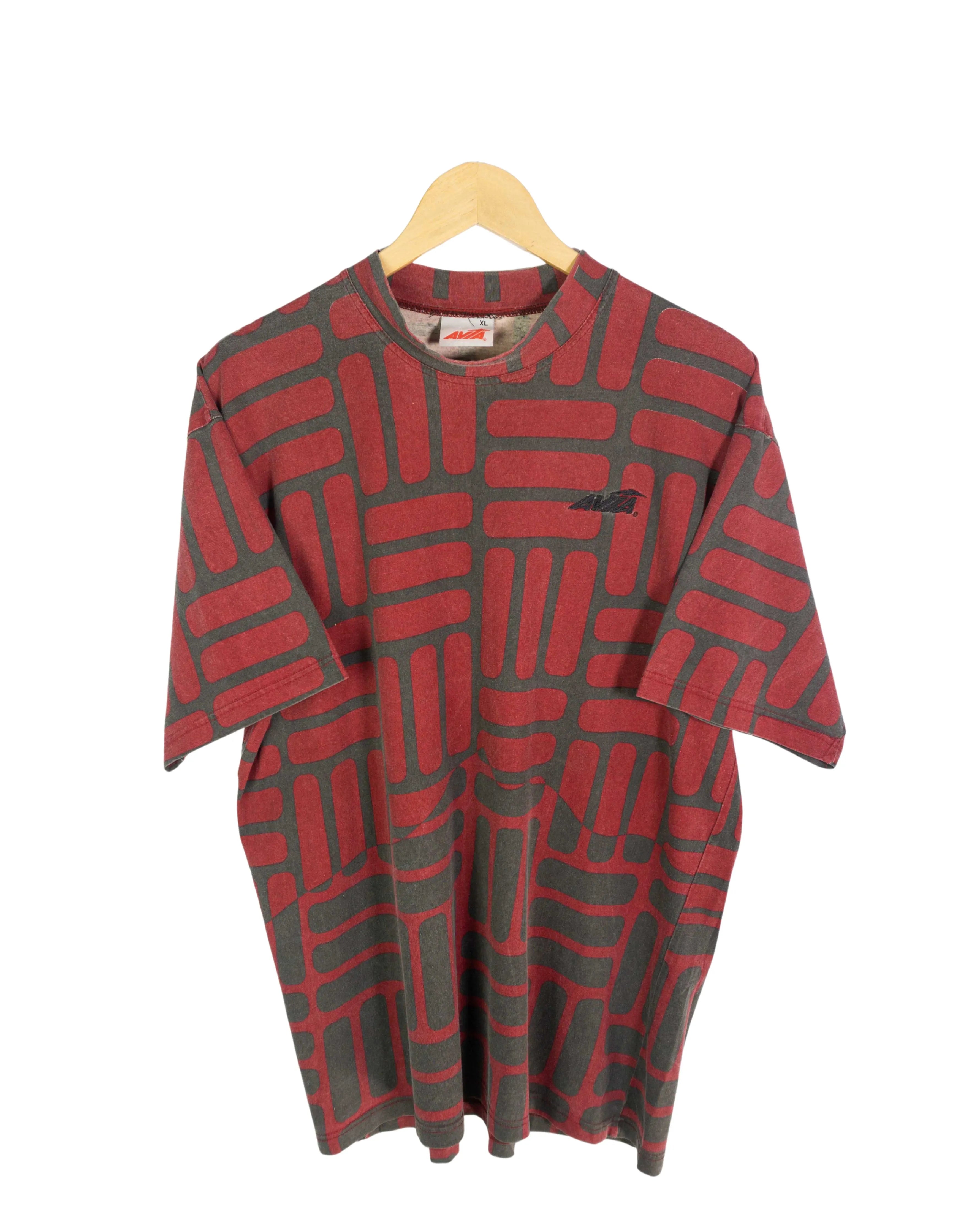 Camiseta Avia Vintage 90s Estampado Geométrico Rojo y Negro — Talla XL