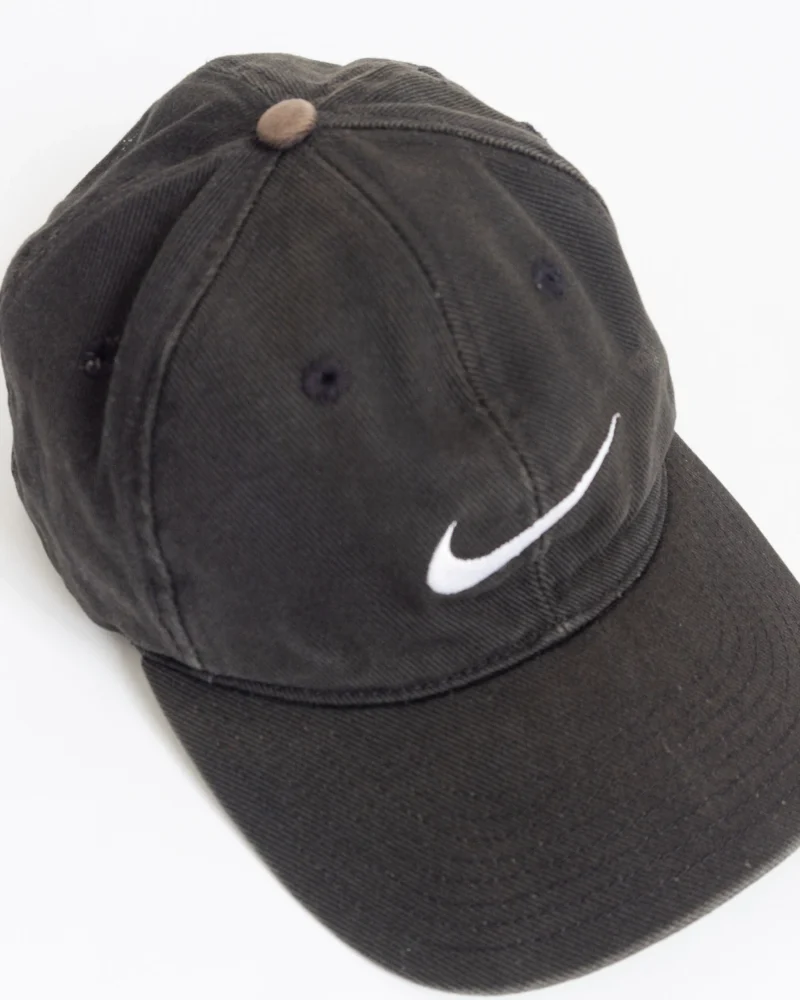 Gorra Nike vintage 90s negra sun-fade - Imagen 4