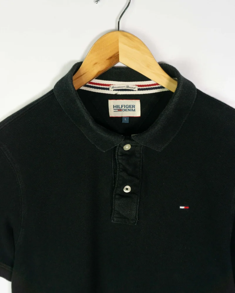 Polo Hilfiger Denim negro M - Imagen 3 - Lacaie Vintage