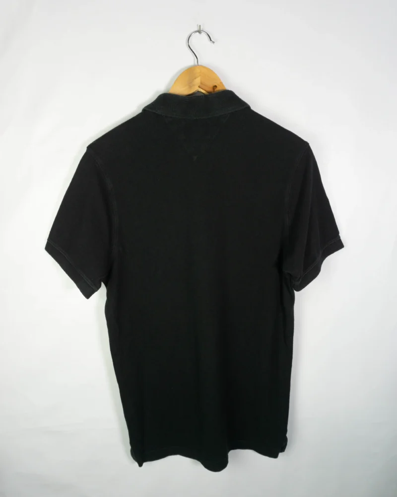 Polo Hilfiger Denim negro M - Imagen 4 - Lacaie Vintage