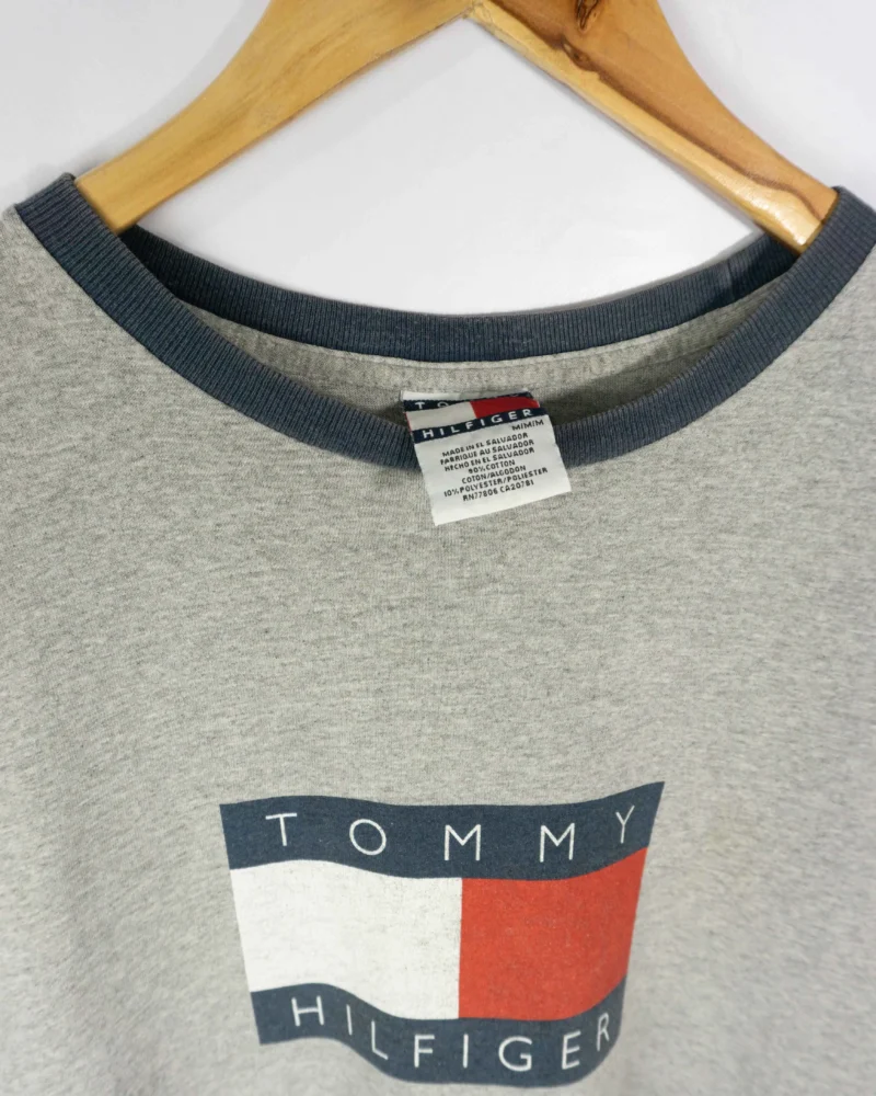 Camiseta Tommy Hilfiger vintage 90s gris M - Imagen 2 - Lacaie Vintage