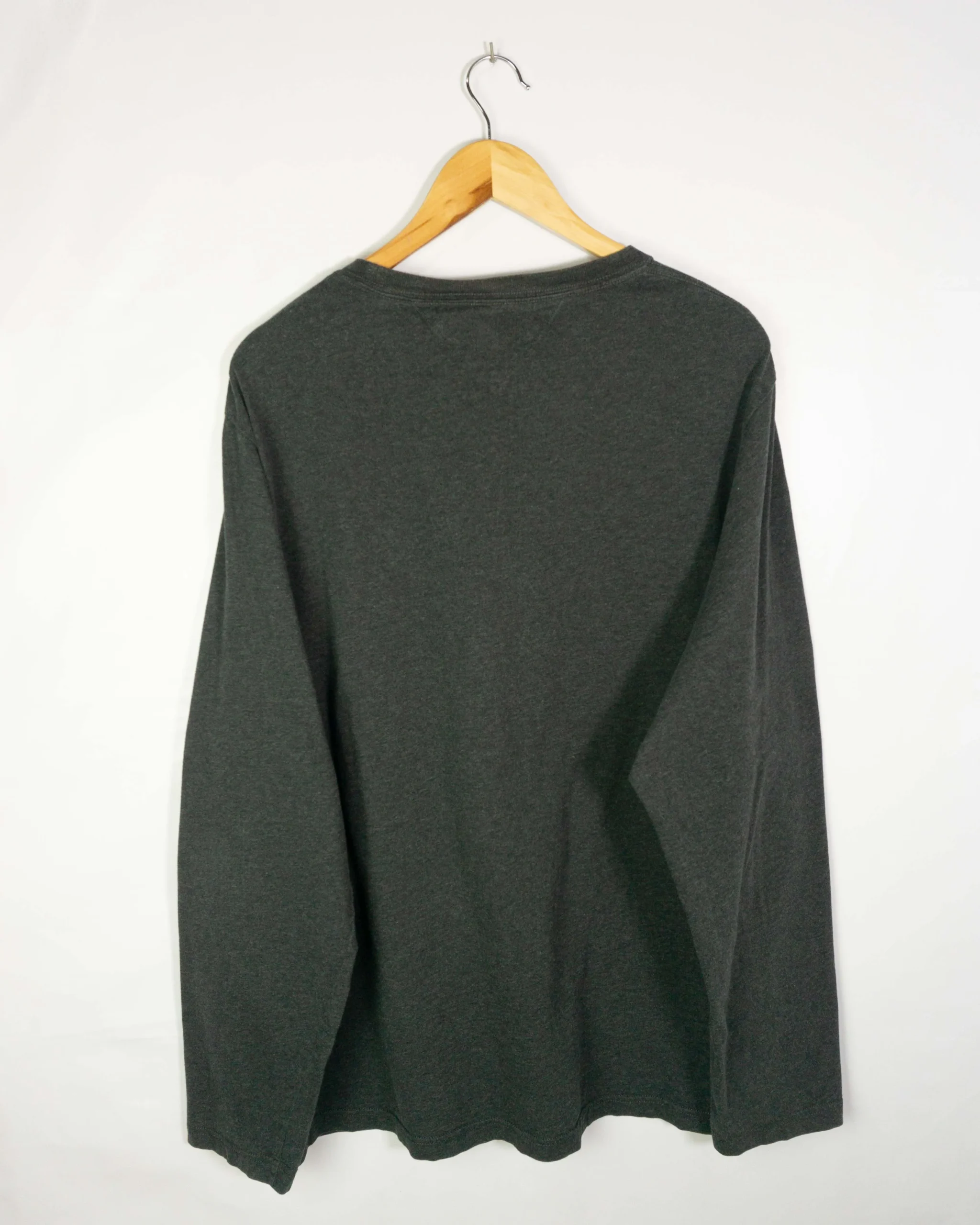 Camiseta manga larga Tommy Hilfiger gris 3XL - Lacaie Vintage Camiseta manga larga Tommy Hilfiger gris 3XL - Imagen 3 - Lacaie Vintage