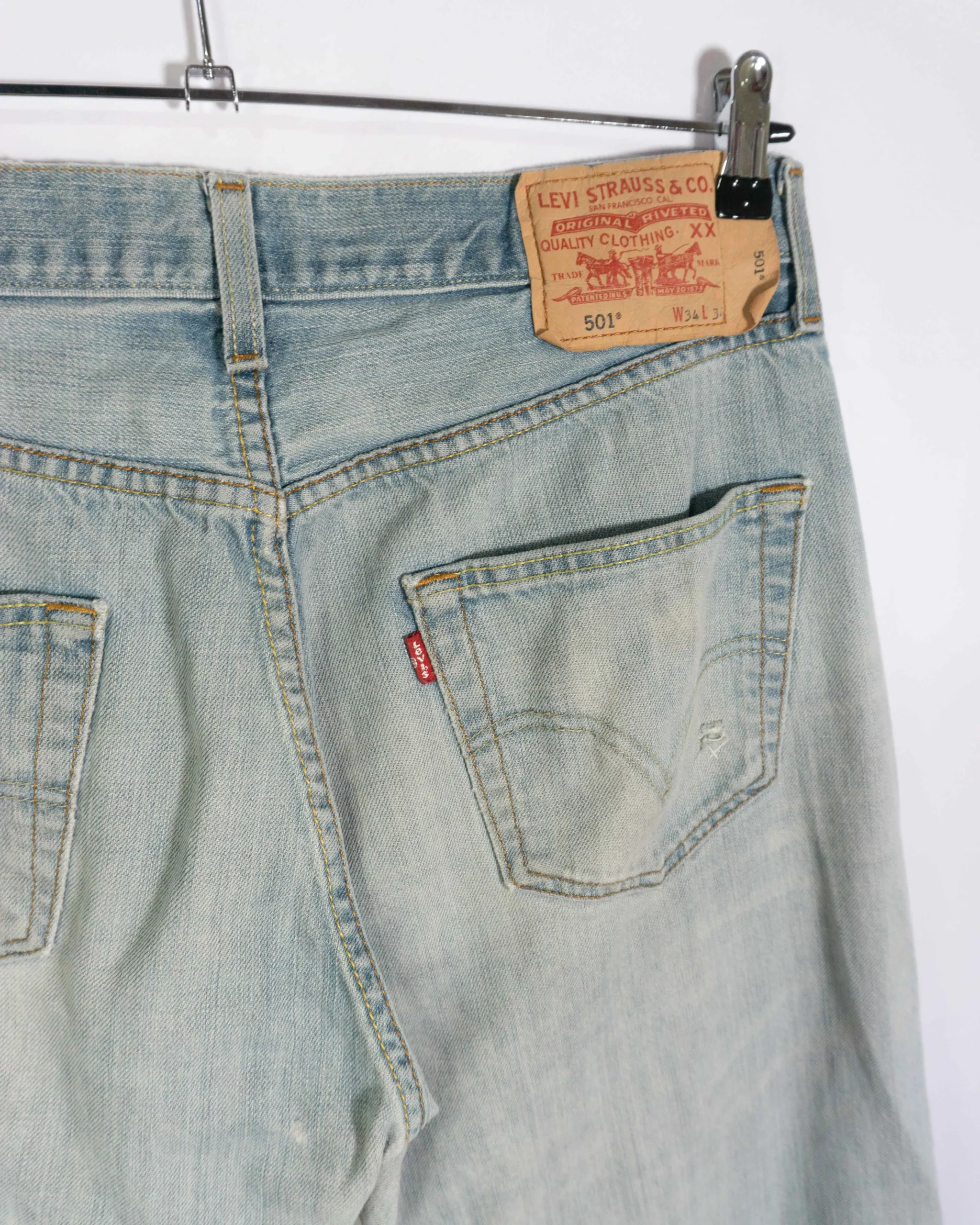 Pantalón vaquero Levis 501 azul claro W34 - Lacaie Vintage Pantalón vaquero Levis 501 azul claro W34 - Imagen 3