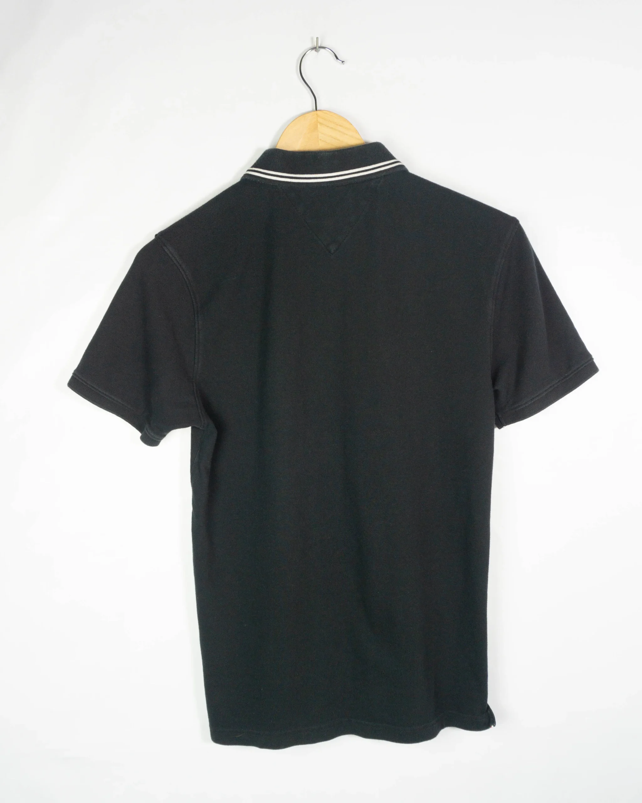 Polo Tommy Jeans negra S - Lacaie Vintage Polo Tommy Jeans negra S - Imagen 3