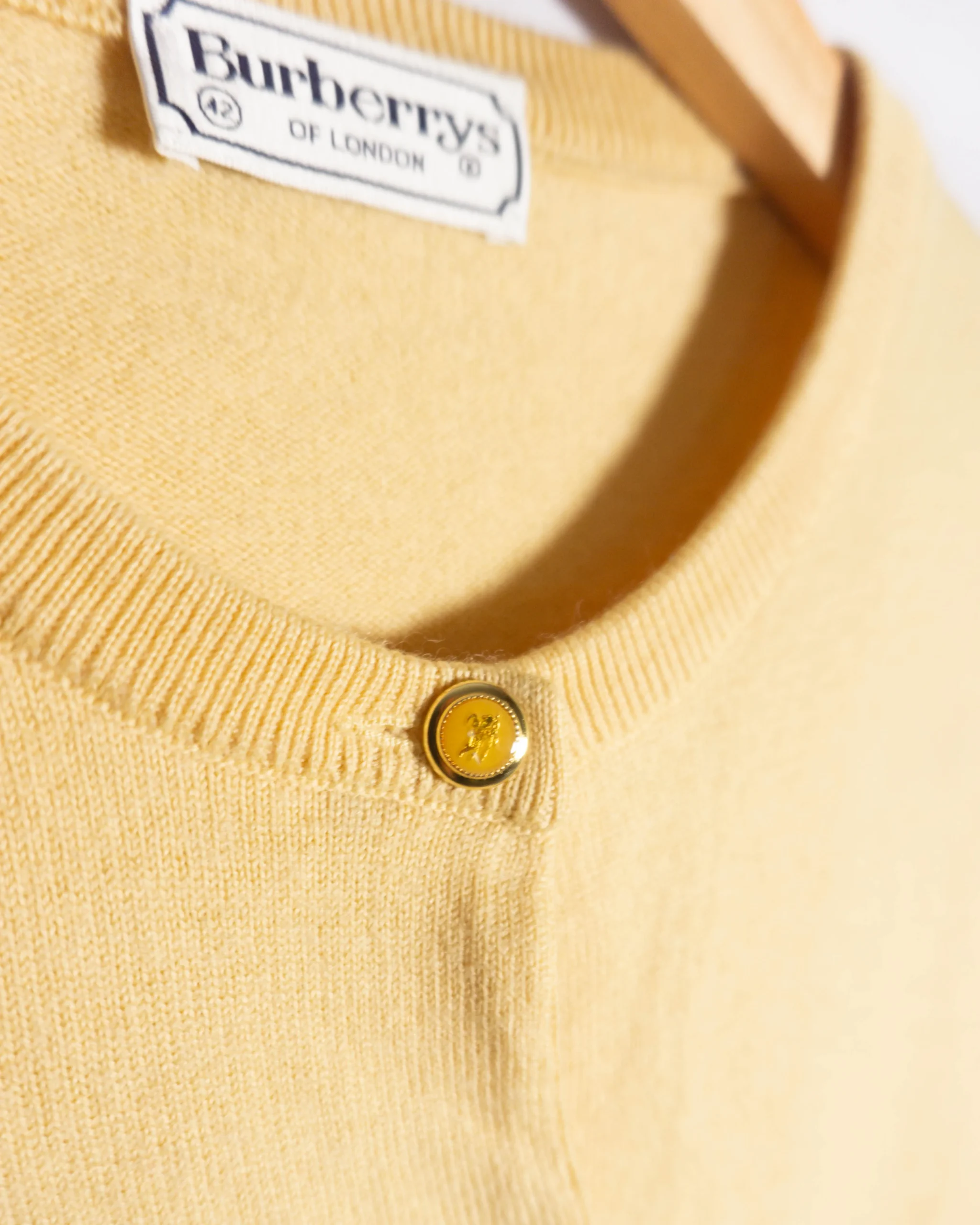 Cardigan Burberrys vintage 90s amarillo 42 - Lacaie Vintage Cardigan Burberrys vintage 90s amarillo 42 - Imagen 3