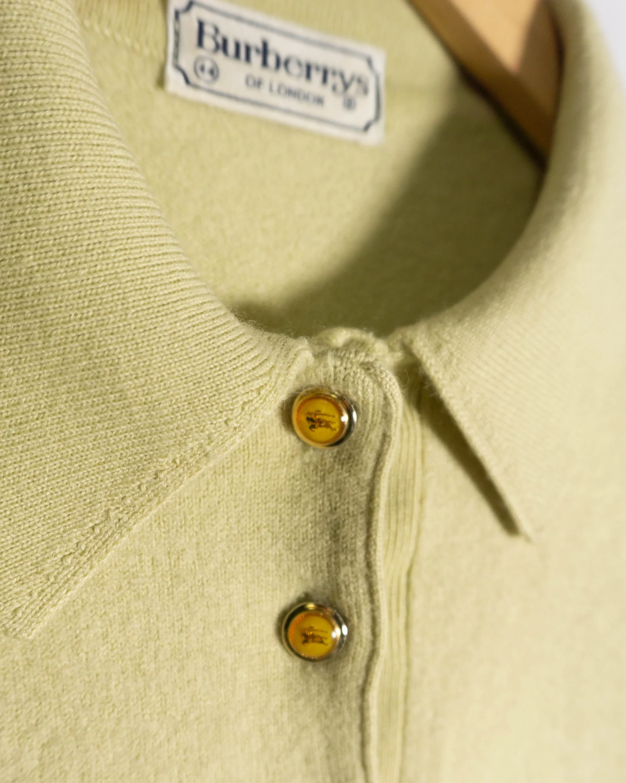 Jersey con botones Burberrys vintage 90s amarillo XS - Lacaie Vintage Jersey con botones Burberrys vintage 90s amarillo XS - Imagen 4
